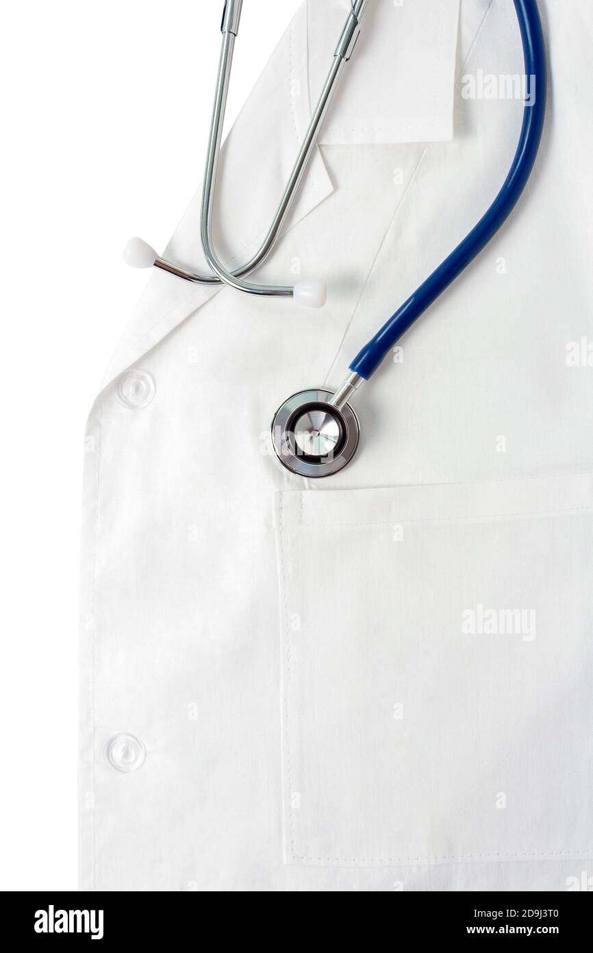 Stéthoscope sur uniforme médical blanc. Bordure droite isolée. Concept de soins de santé. Banque D'Images