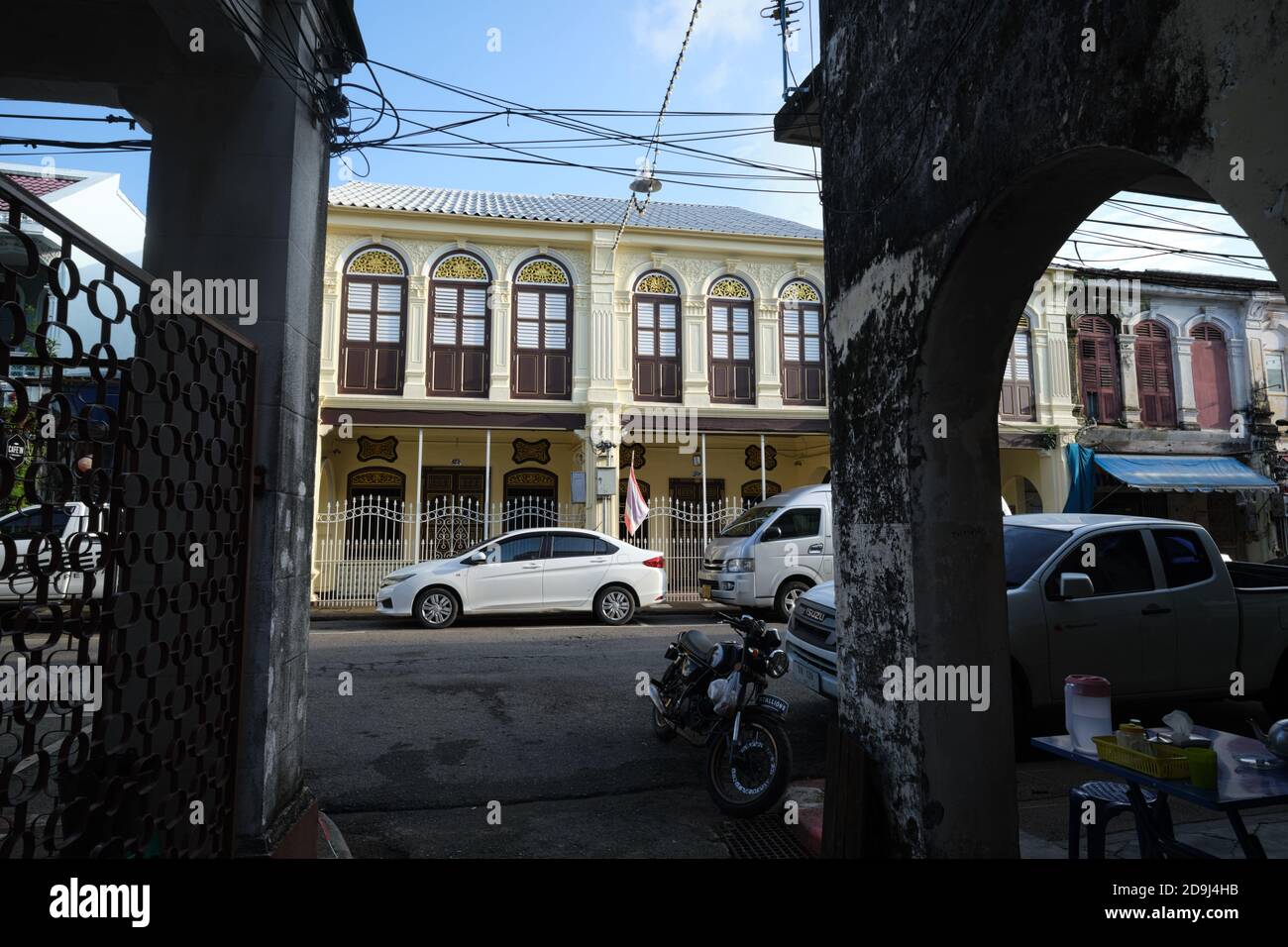 Maisons sino-portugaises traditionnelles romantiques avec fenêtres voûtées dans Krabi Road, Phuket Town (Phuket City), Phuket, Thaïlande du Sud Banque D'Images