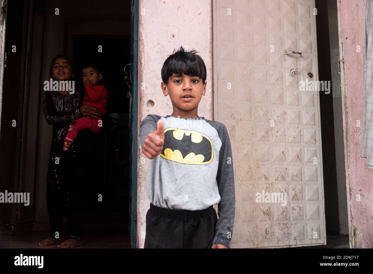 Un garçon syrien pose une photo dans un camp de réfugiés.selon les 77 000 réfugiés syriens qui séjournent dans la capitale turque tentent de survivre à l'épidémie de COVID-19 à Ankara Ulus. Dans la course à la survie, les enfants des réfugiés passent également un grand test. Les enfants qui ne reçoivent pas l'éducation, la santé et les services de soins adéquats essaient d'être heureux avec tout ce qu'ils trouvent. Pour ces enfants qui font des fusils en bois et des boules de papier sont toujours inquiets de leur destin futur. Banque D'Images