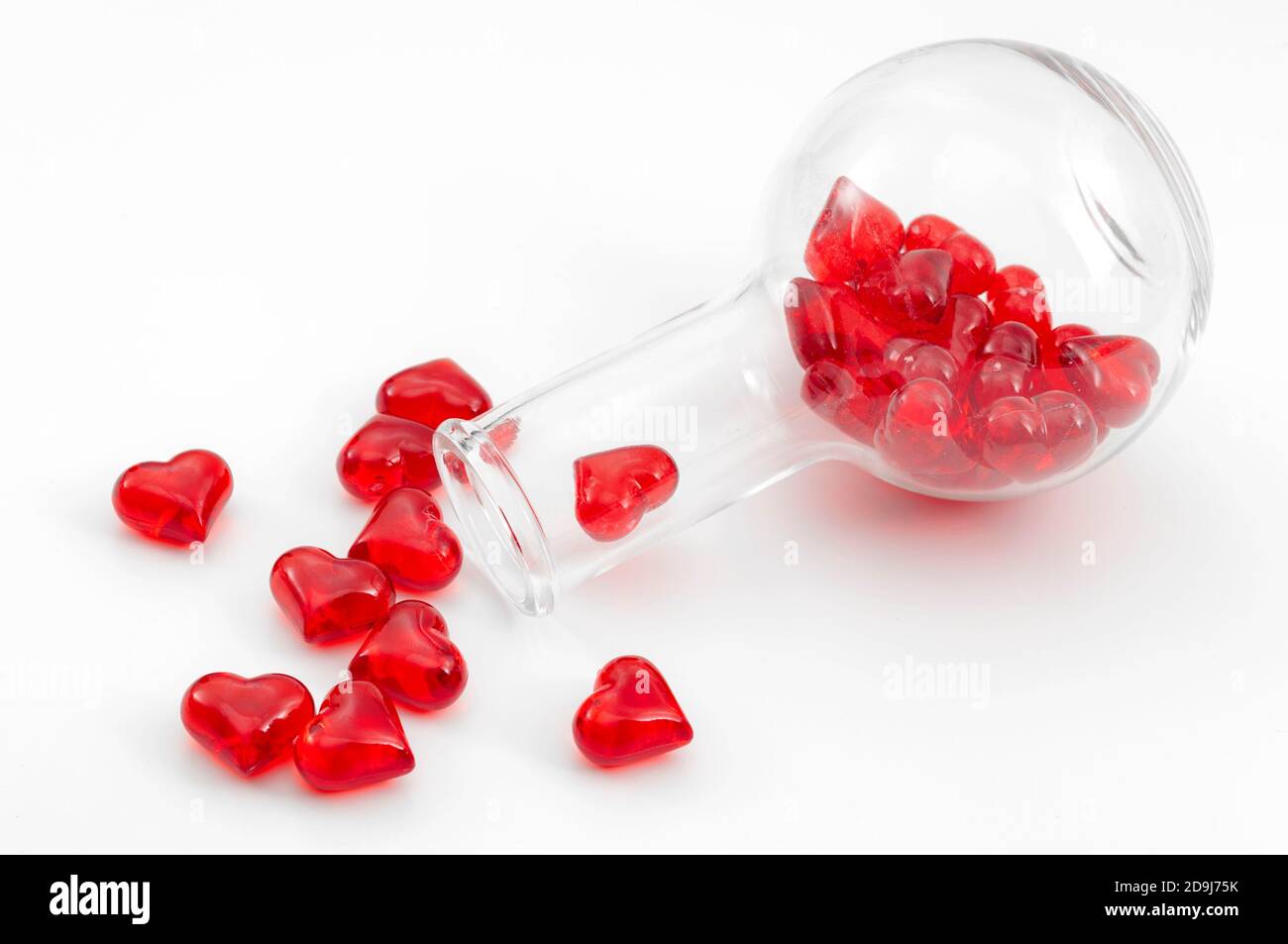 Les produits chimiques de l'amour et de la science de l'attraction concept avec ballon de chimie avec coeur rouge brillant tombant de lui isolé sur backgrou blanc Banque D'Images