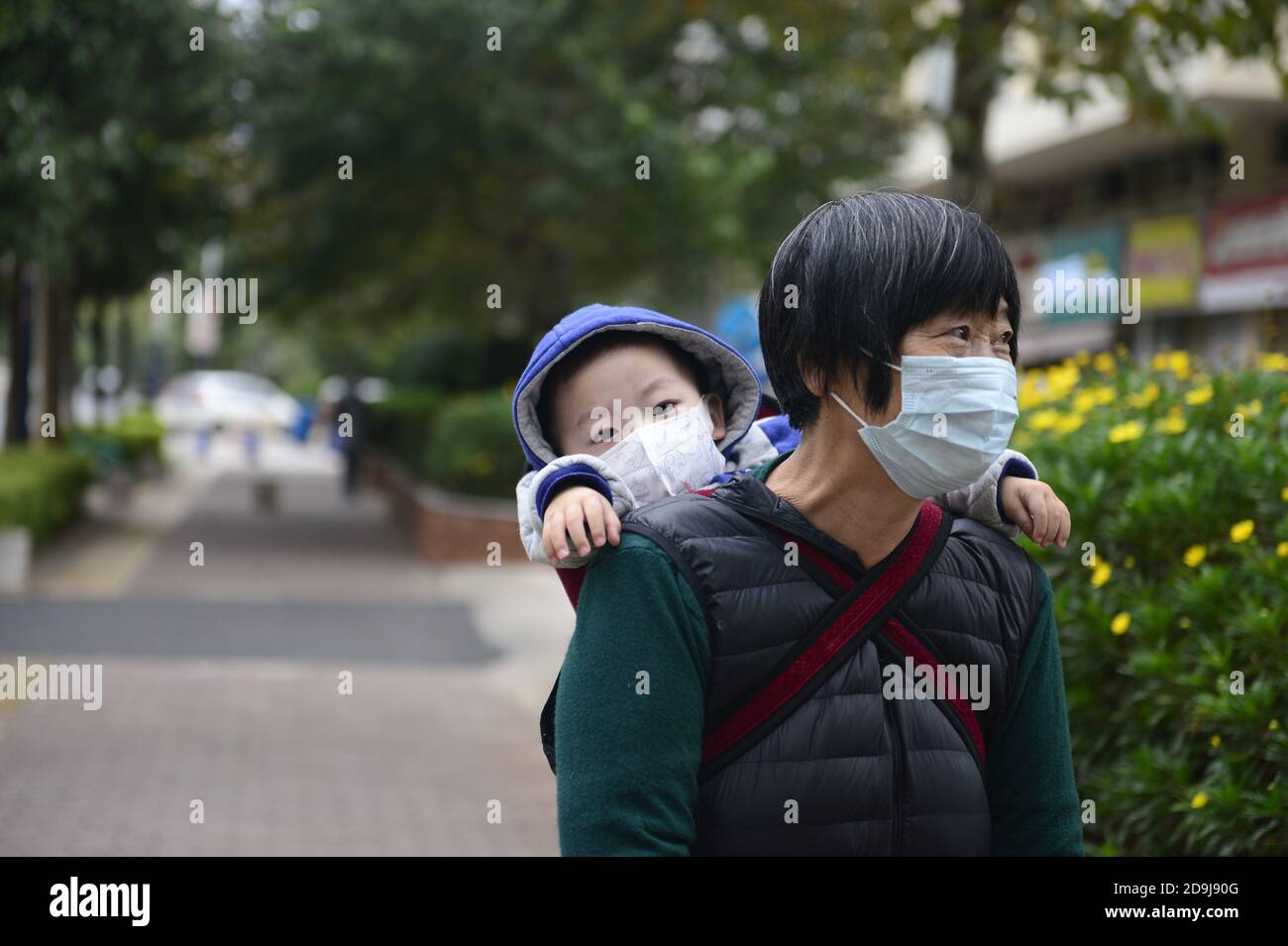 Les citoyens de la rue portent un manteau d'hiver comme la température baisse sévèrement au fur et à mesure que la saison change, ville de Kunming, sud-ouest de la Chine¯province du Yunnan, 19 O Banque D'Images