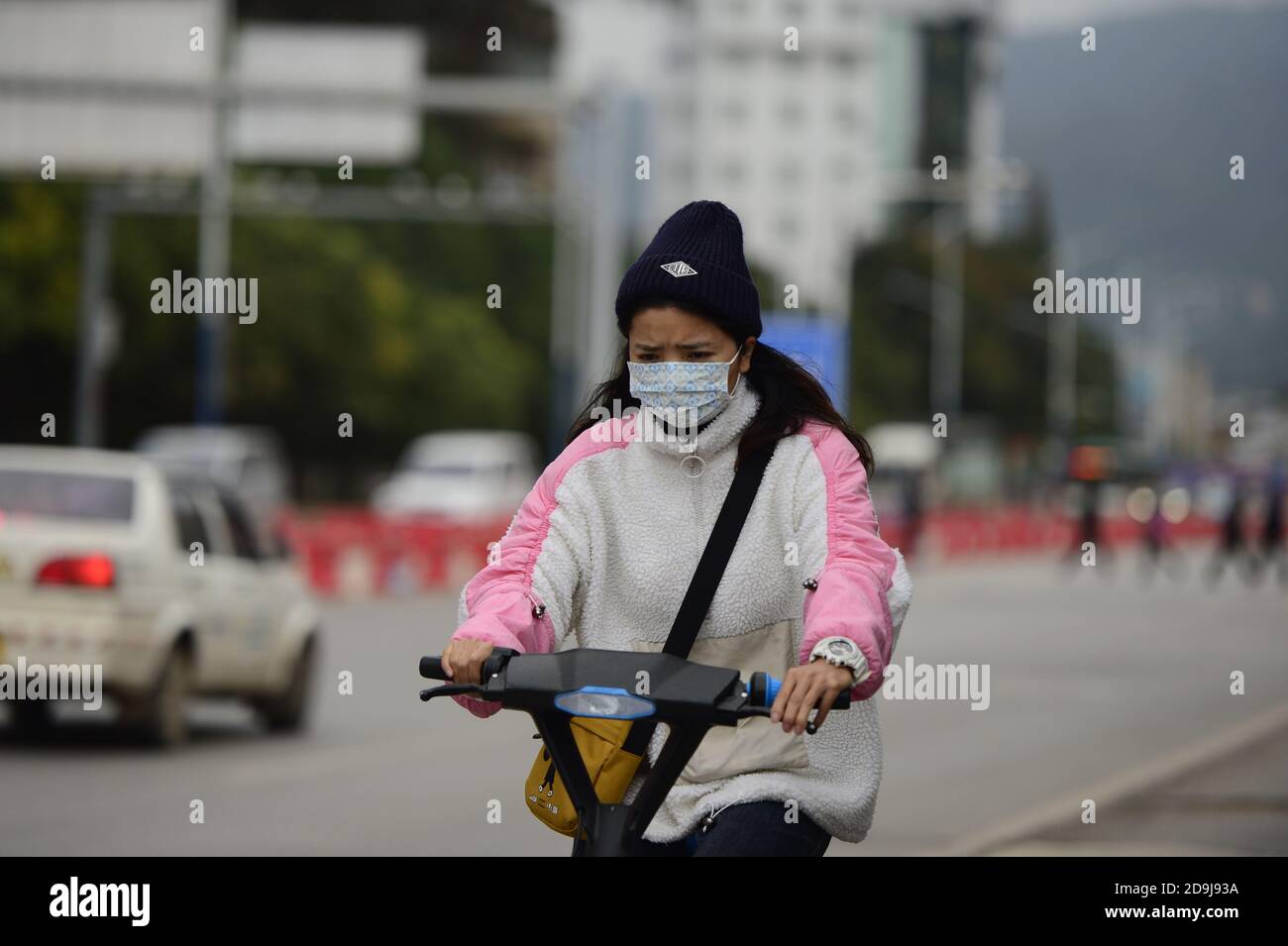 Les citoyens de la rue portent un manteau d'hiver comme la température baisse sévèrement au fur et à mesure que la saison change, ville de Kunming, sud-ouest de la Chine¯province du Yunnan, 19 O Banque D'Images