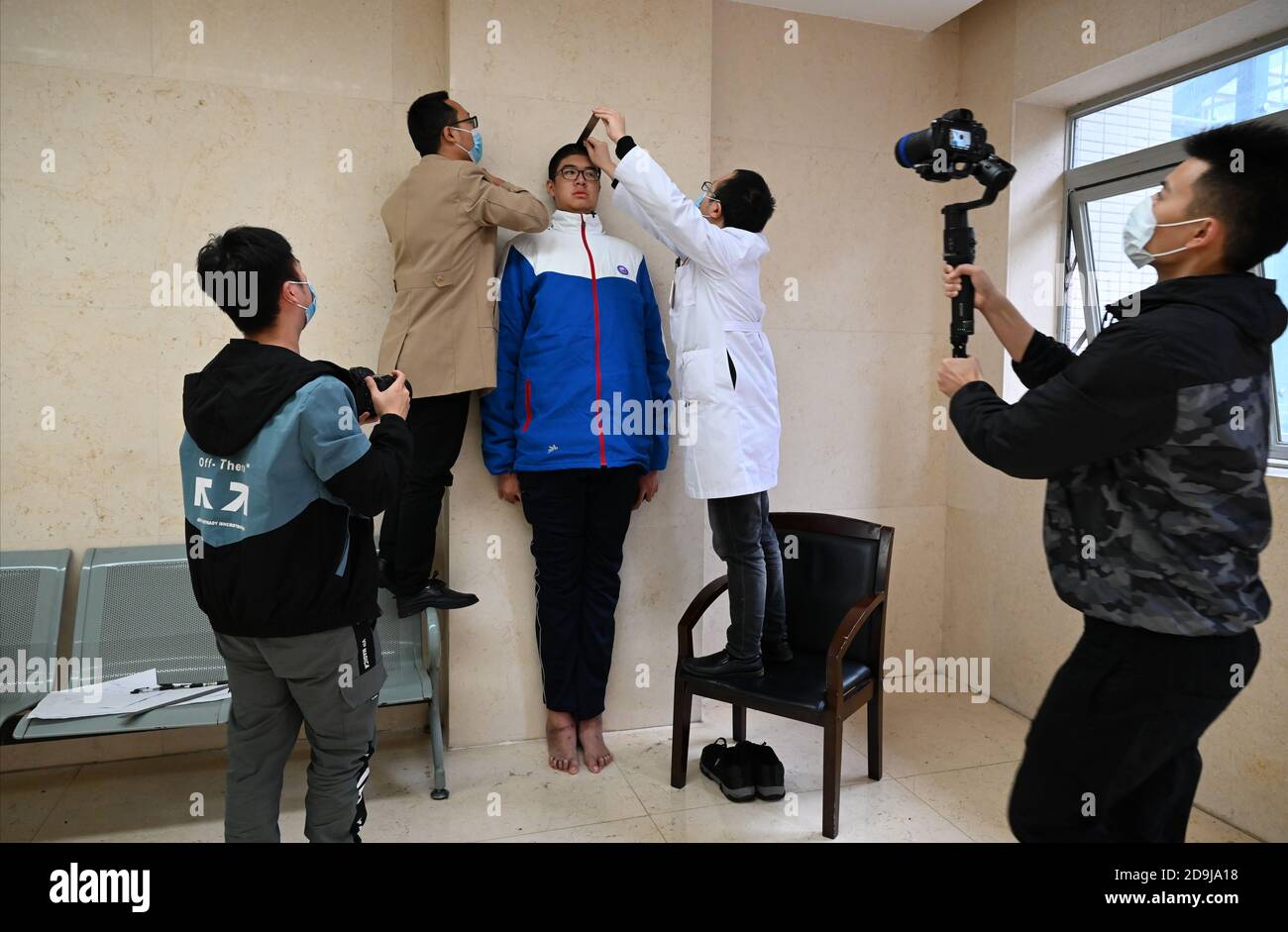 Xiaoyu, une étudiante secondaire junior, obtient sa taille mesurée par un personnel du Guinness World Record dans la ville de Leshan, dans la province du Sichuan, dans le sud-ouest de la Chine, en 18 Banque D'Images