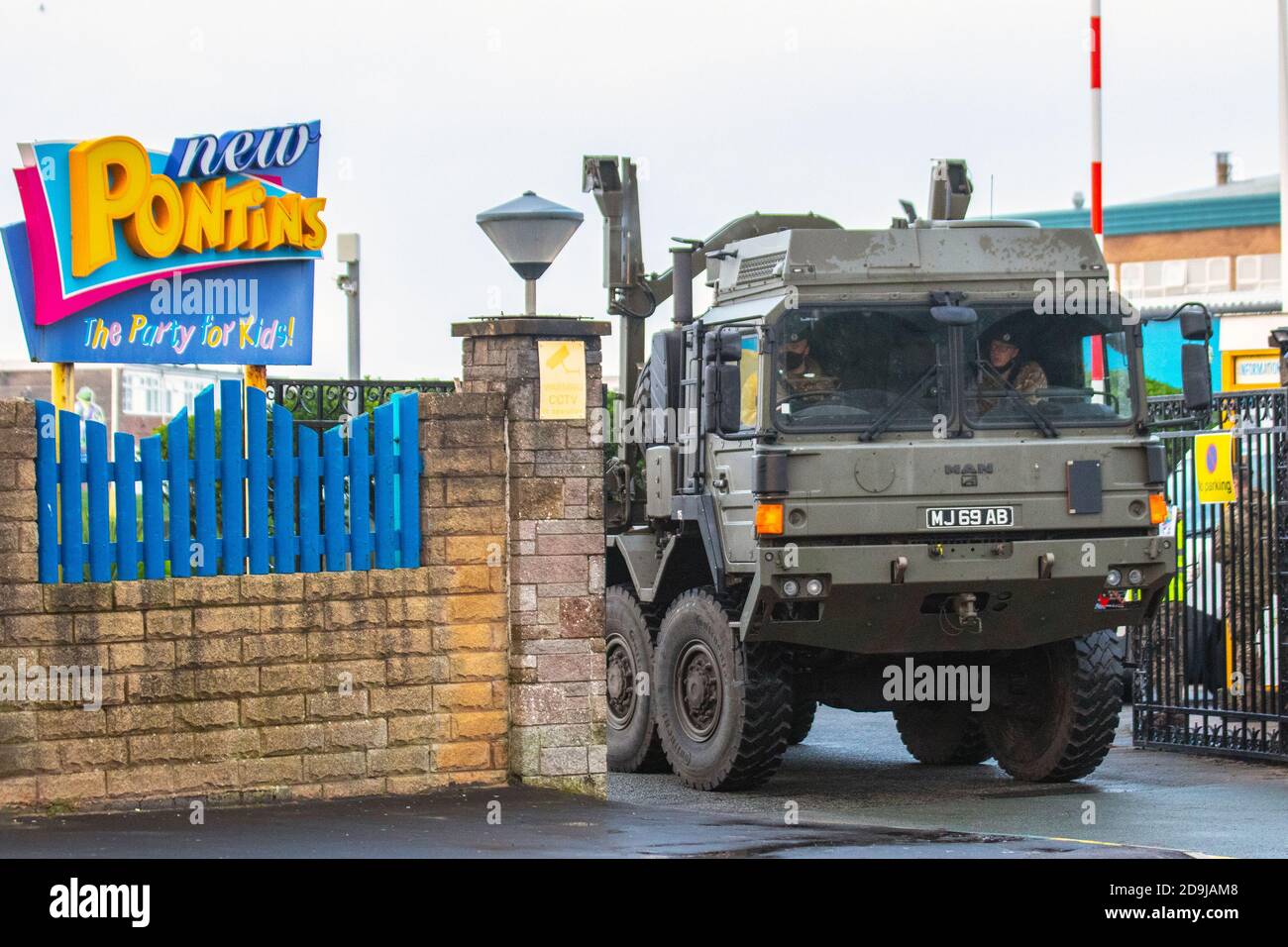 MAN HX60 18,330 4x4 quittant le camp de vacances de Pontins à Ainsdale en tant que soldats de l'Armée de corps médical embarquent en route vers Liverpool, pour la première projection de centre-ville de masse du Royaume-Uni pour Covid 19. L'opération d'essais à l'échelle de la ville débutera à Liverpool à partir d'aujourd'hui, avec 2 000 militaires qui ont mis en place jusqu'à 85 nouvelles stations d'essais afin d'offrir à tous les habitants de la ville des essais réguliers. Banque D'Images