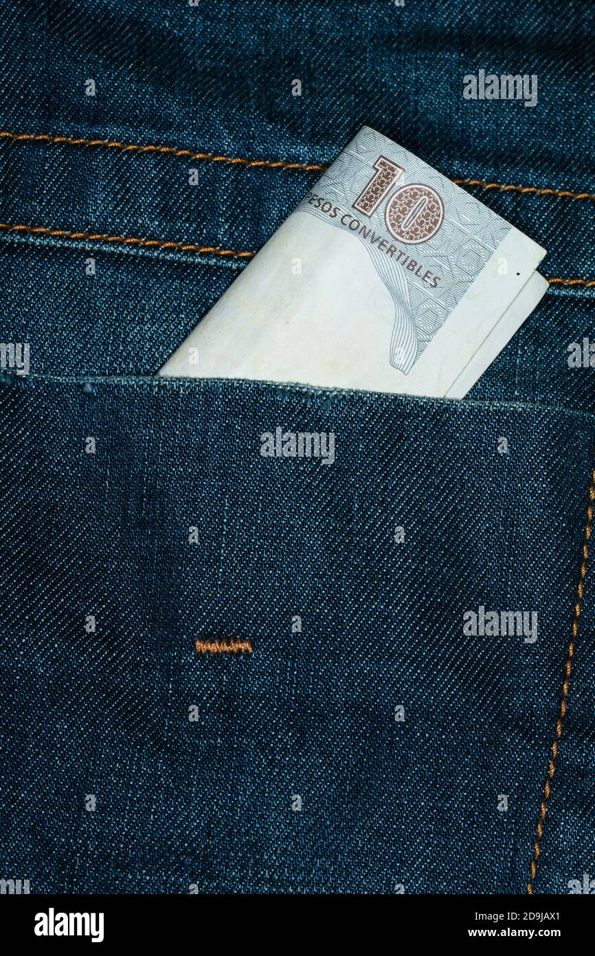 cuba monnaie en pantalon denim, concept d'exploitation des personnes Banque D'Images