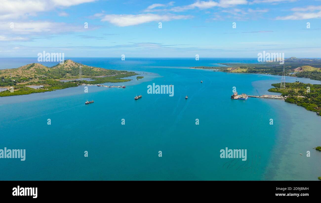 Vue de dessus du port et du port de la mer avec des navires cargo et des pétroliers. Tapal Wharf, Bohol, Philippines. Banque D'Images