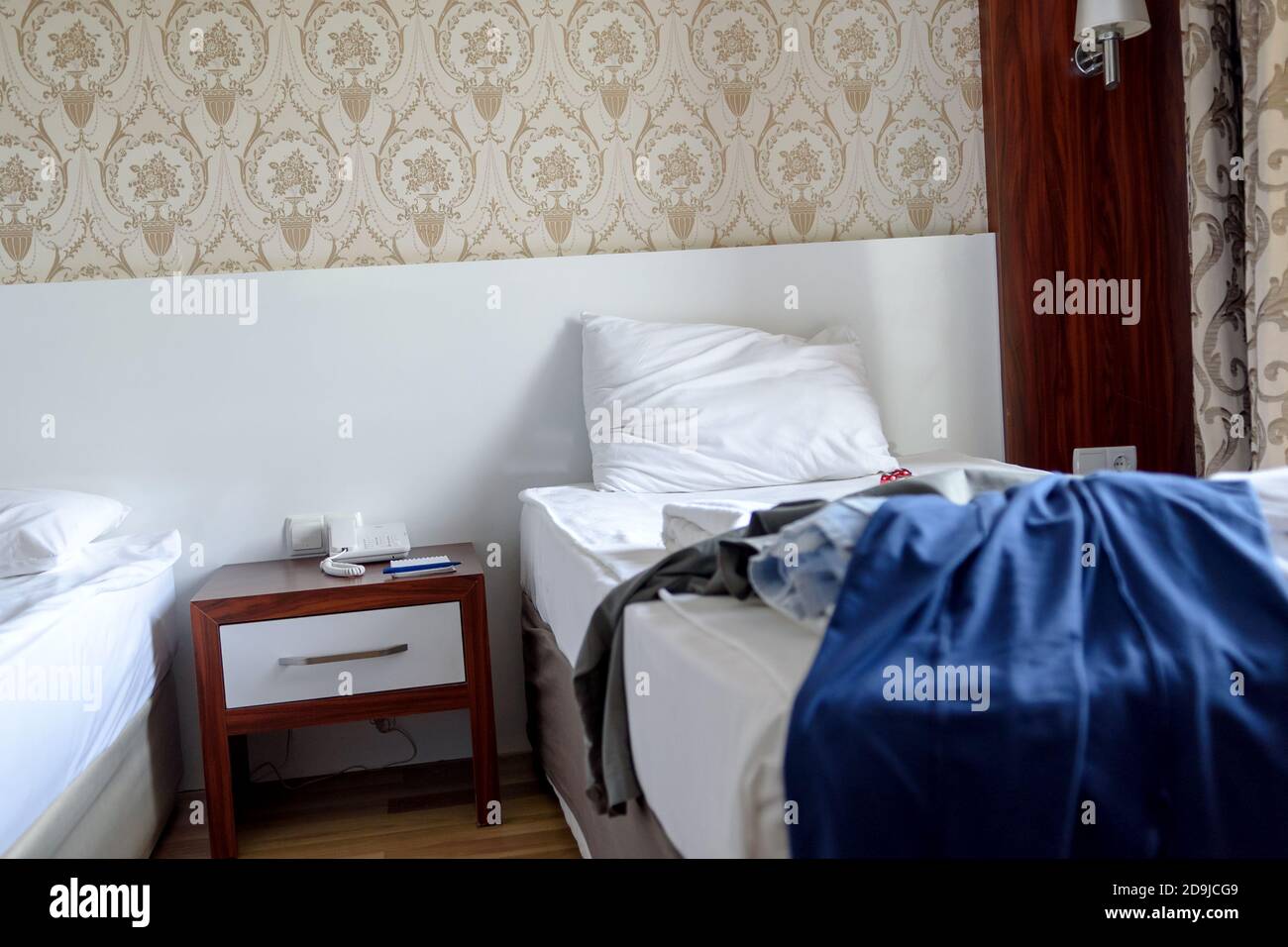 Les choses sont dispersées de façon aléatoire sur le lit de l'hôtel Banque D'Images