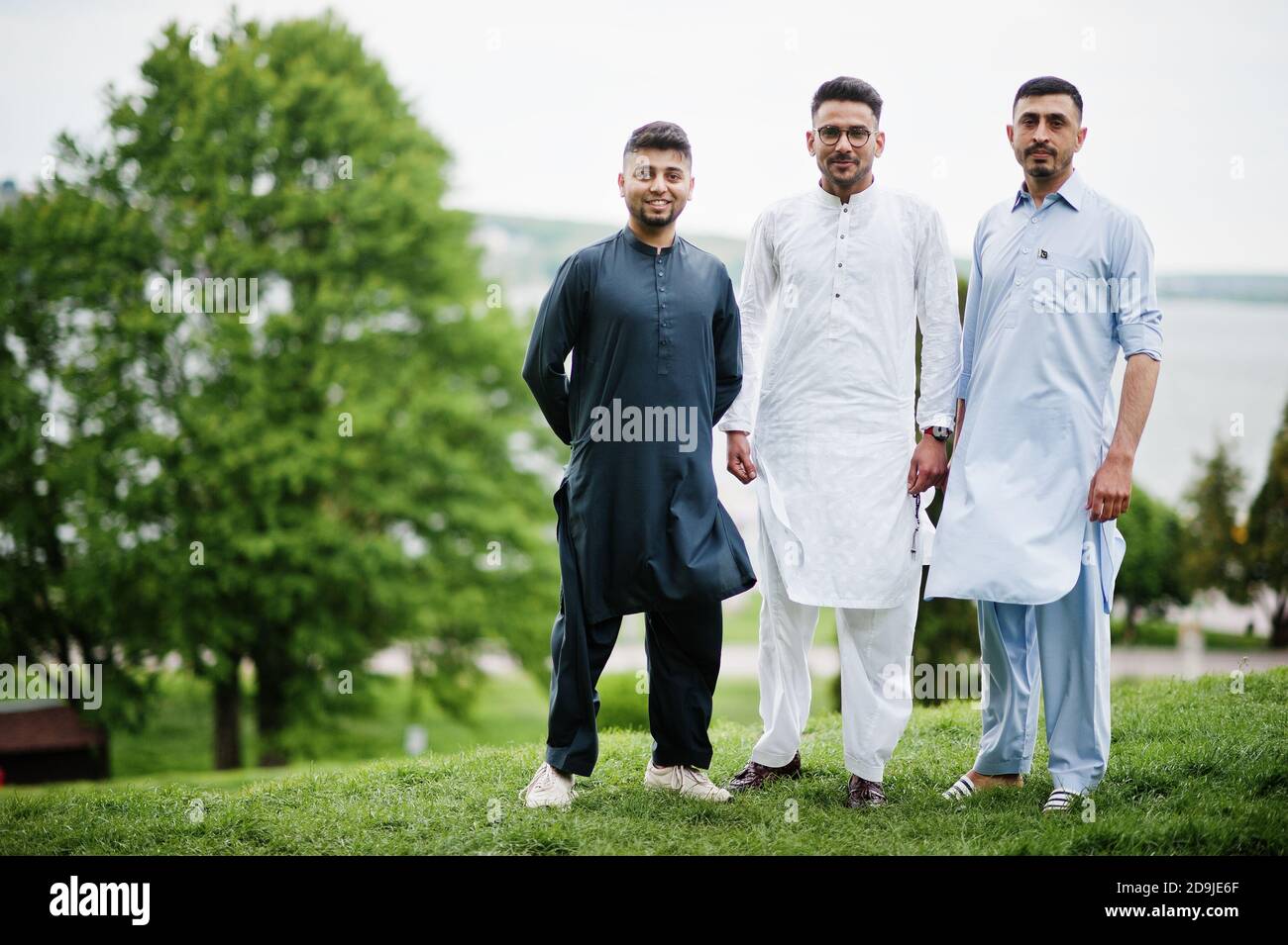 Groupe d'homme pakistanais portant des vêtements traditionnels salwar  kameez ou kurta Photo Stock - Alamy