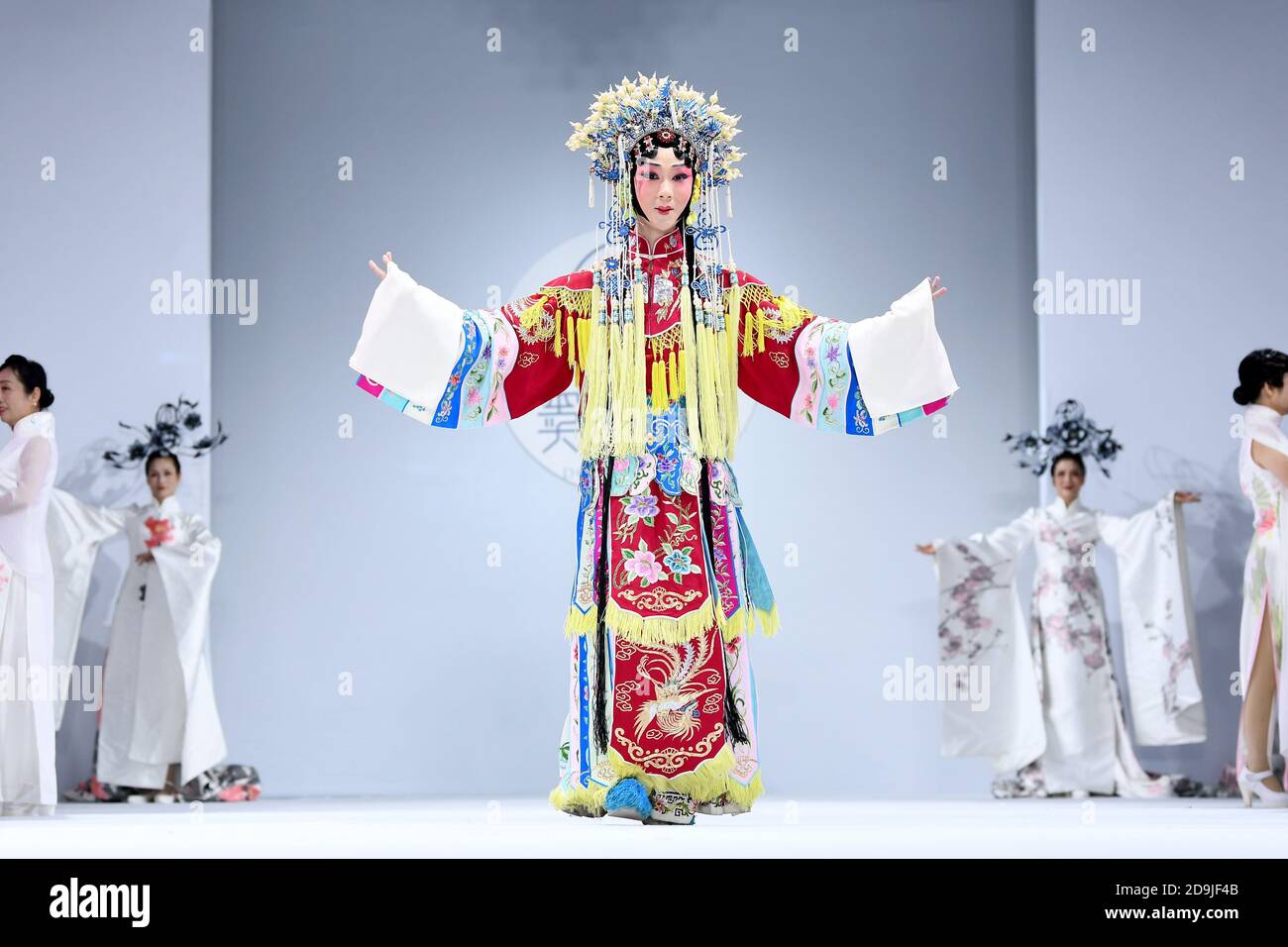 Un modèle de robes en vêtements chinois traditionnels, marchant sur une piste en T, démontrant la culture des vêtements anciens pendant un spectacle, Nanjign ville, est Banque D'Images