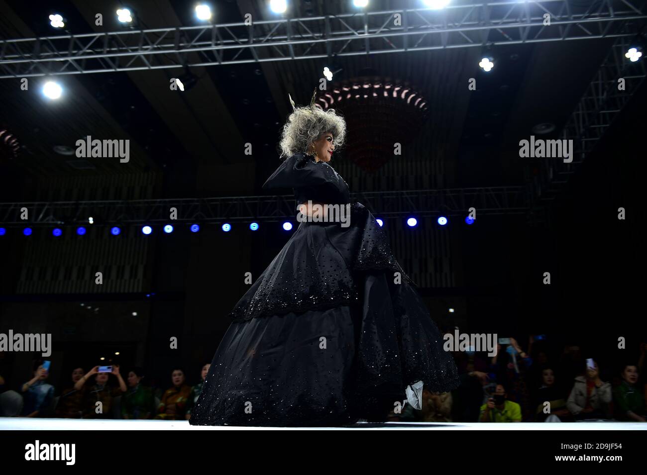 Un modèle de robes en vêtements chinois traditionnels, marchant sur une piste en T, démontrant la culture des vêtements anciens pendant un spectacle, Nanjign ville, est Banque D'Images