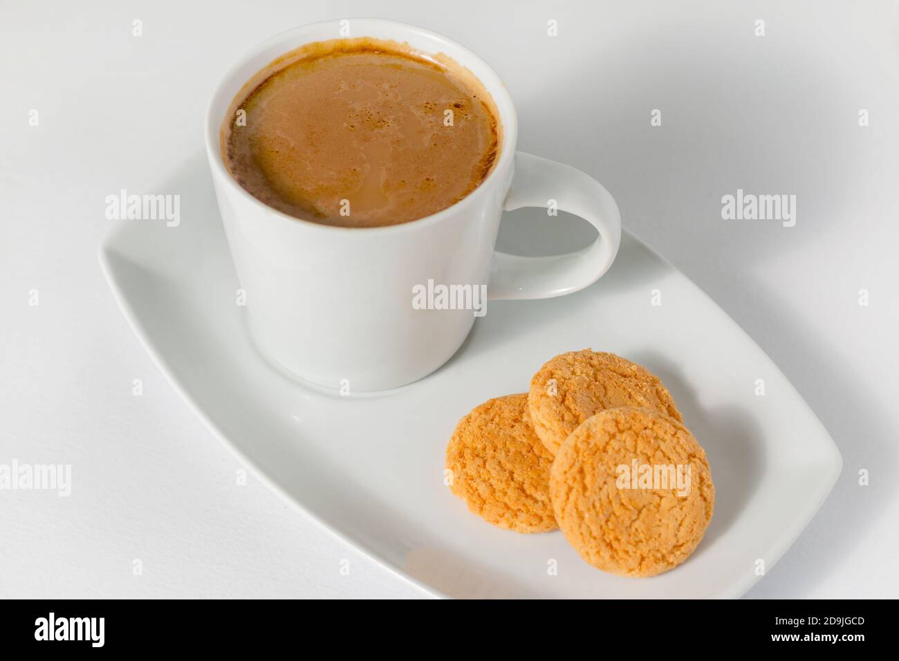 Tasse de café et biscuits au miel isolés sur un blanc arrière-plan Banque D'Images