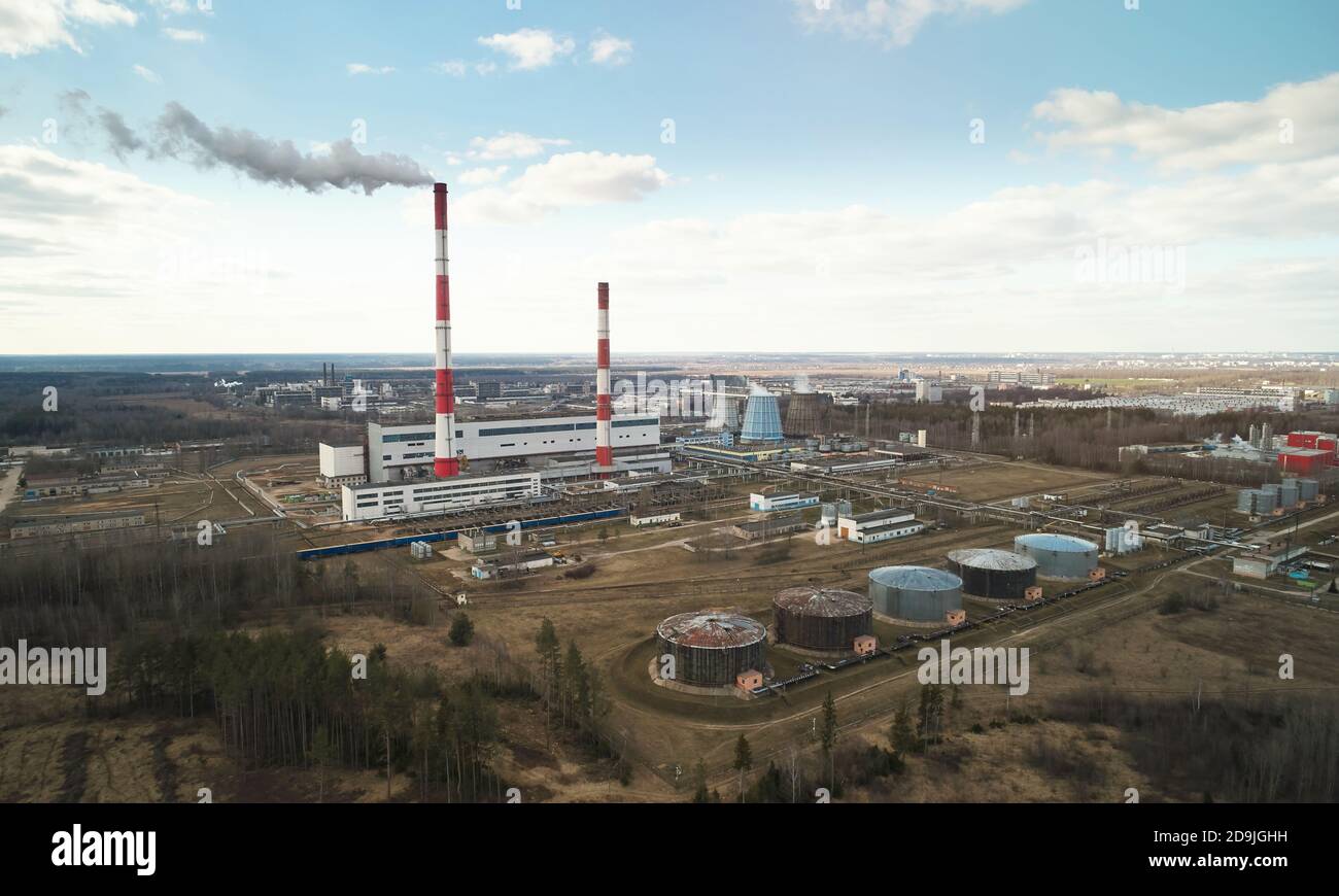 Pollution de la grande usine. Cheminée sur la plante vue de drone aérien Banque D'Images