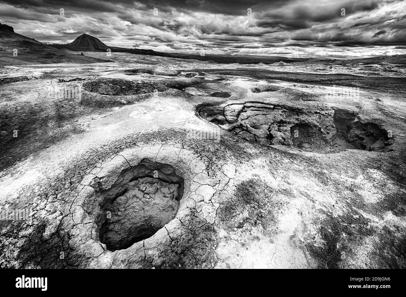 Mudpots dans la zone géothermique Hverir, Islande. La zone autour de la boue bouillante est spectaculaire et fissurée. Image HDR en noir et blanc Banque D'Images