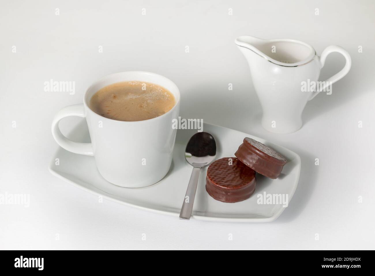 Tasse de café avec du lait et des biscuits au chocolat isolés un arrière-plan blanc Banque D'Images
