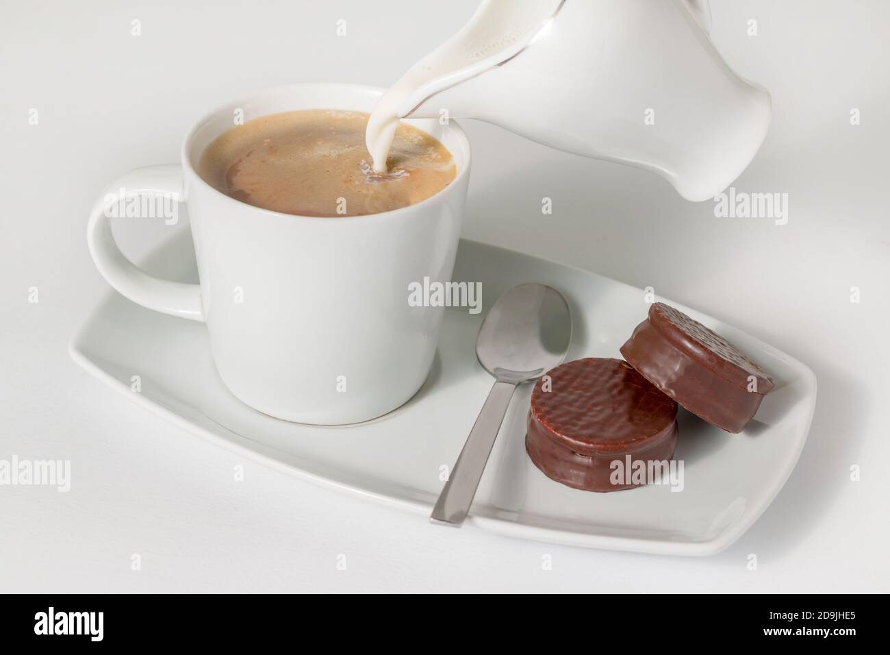 Tasse de café avec du lait et des biscuits au chocolat isolés un arrière-plan blanc Banque D'Images