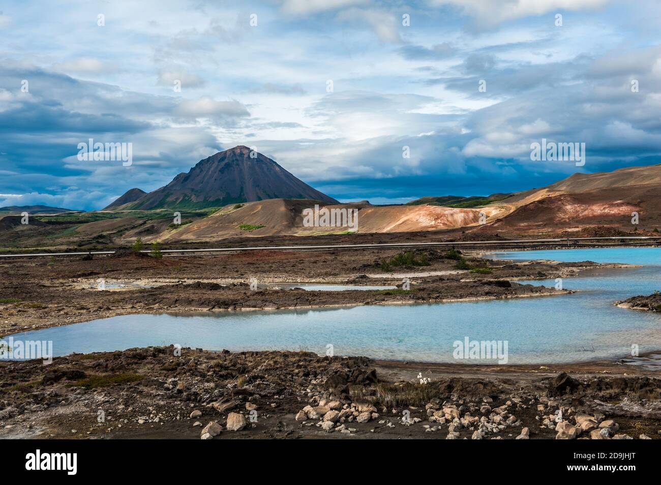 Piscines chaudes turquoise et un volcan puissant à Namafjall, région de Myvatn - Islande Banque D'Images
