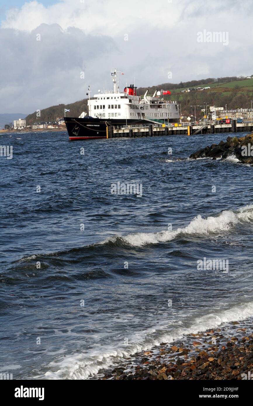 Caledonain McBrayne Ferries et Hebridean Princess à Largs, Ayrshire, Écosse, Royaume-Uni Banque D'Images