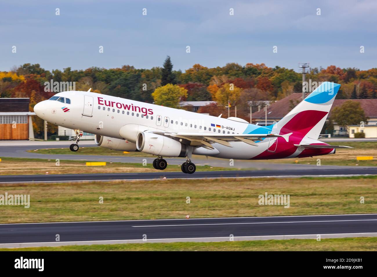 Berlin, Allemagne - 27 octobre 2020 : Eurowings Airbus A319 à l'aéroport de Berlin Tegel en Allemagne. Airbus est une base européenne de constructeurs d'avions Banque D'Images