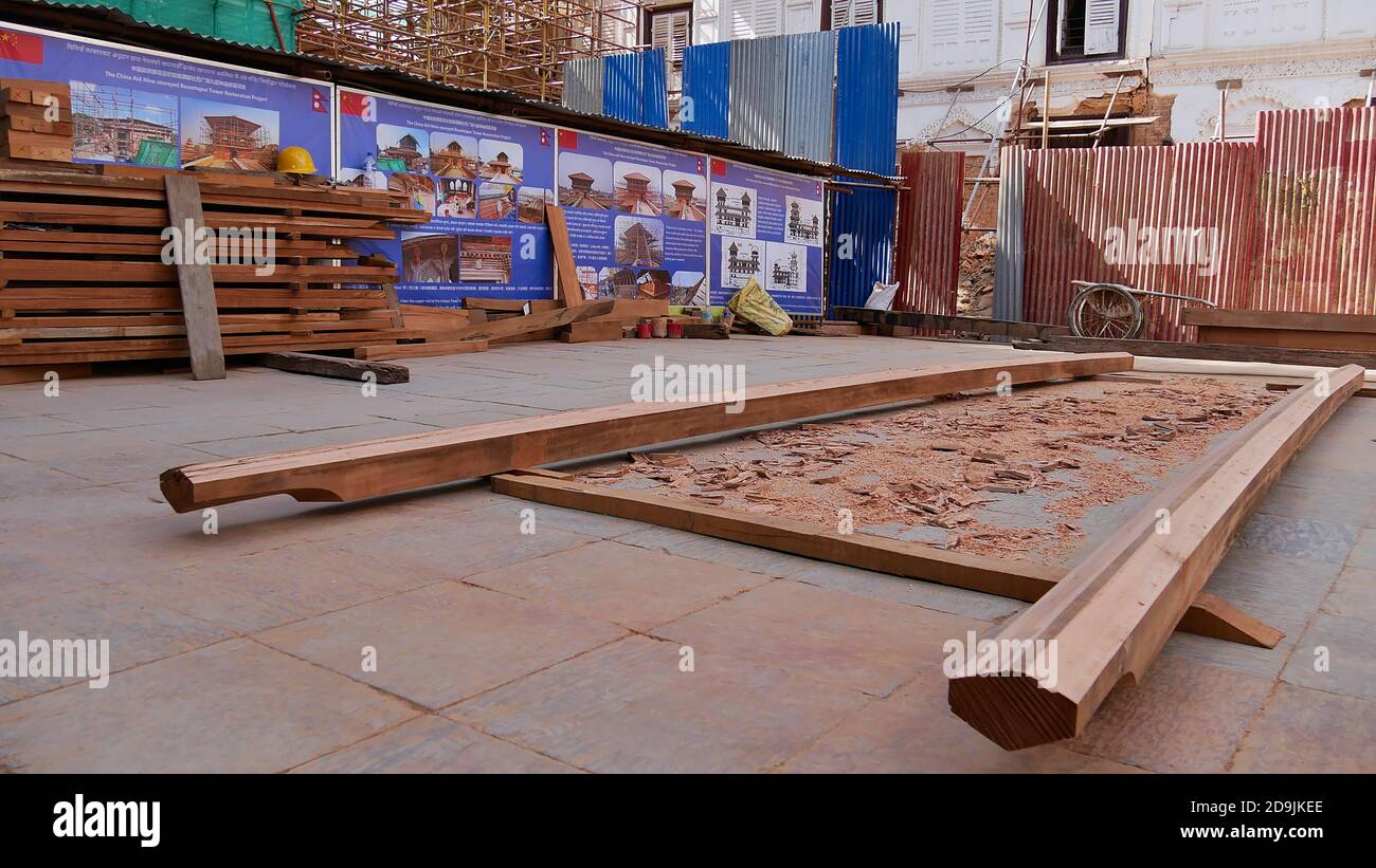 Katmandou, Népal - 11/11/2019: Travaux de construction avec des piliers en bois sculpté sur le sol de la place Durbar de Katmandou après le tremblement de terre désastreux de 2015. Banque D'Images