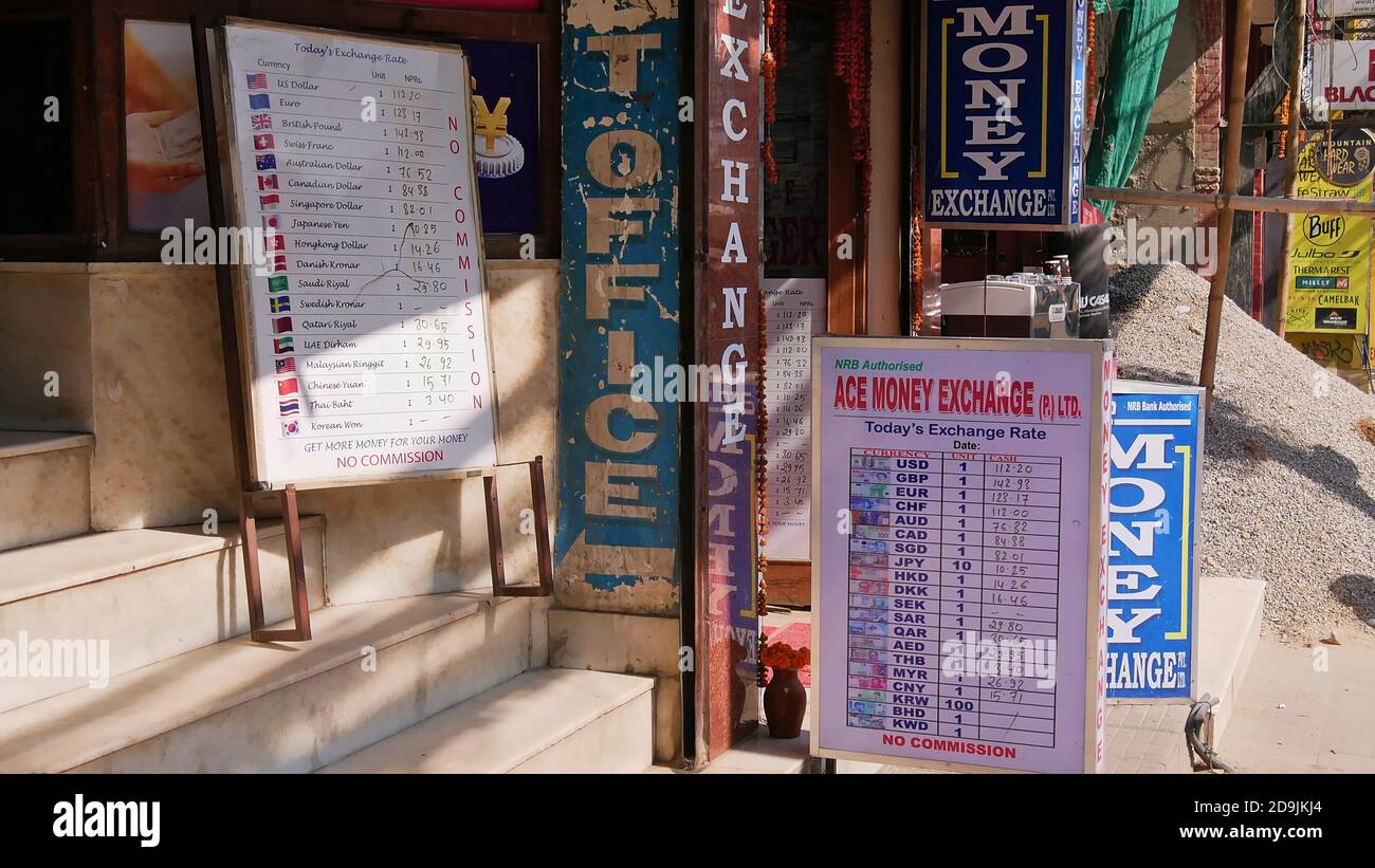 Katmandou, Népal - 11/11/2019: Panneaux indiquant le taux de change quotidien des roupies népalaises dans différentes devises devant un bureau de change. Banque D'Images