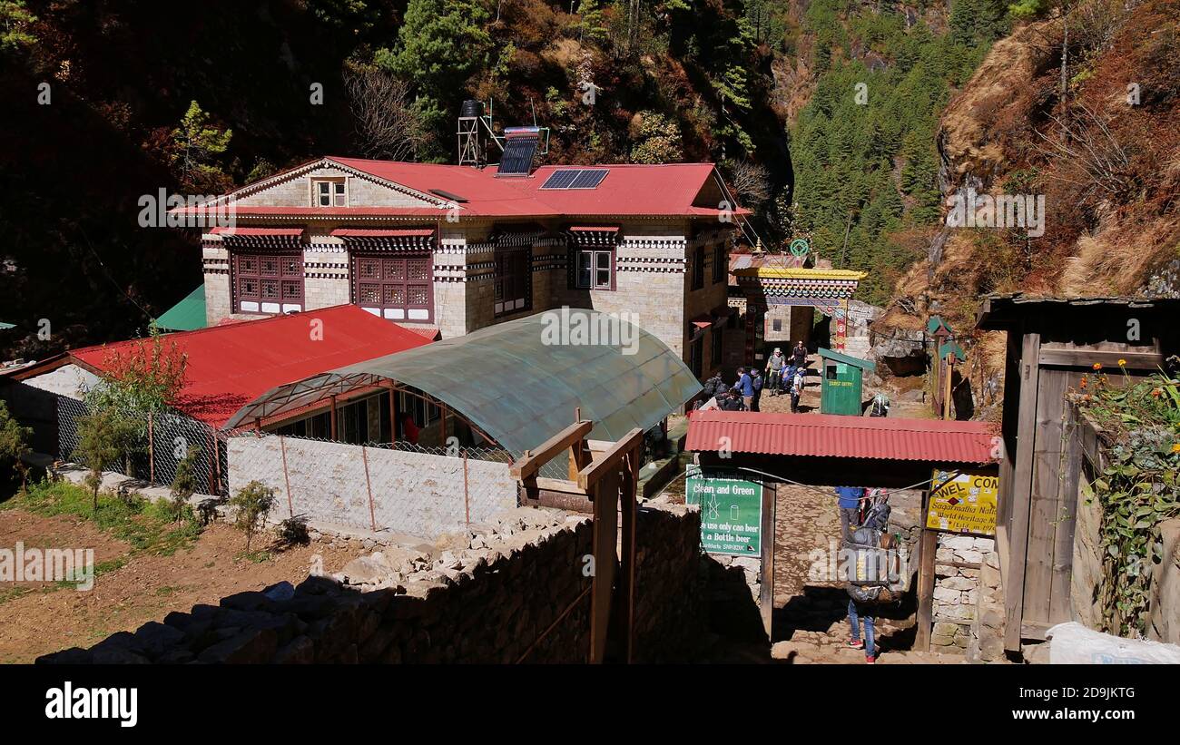 Manjo, Népal - 11/13/2019: Les touristes se sont accueillis au point de contrôle d'entrée du parc national de Sagarmatha, dans la vallée de Dudhkoshi, dans l'Himalaya. Banque D'Images