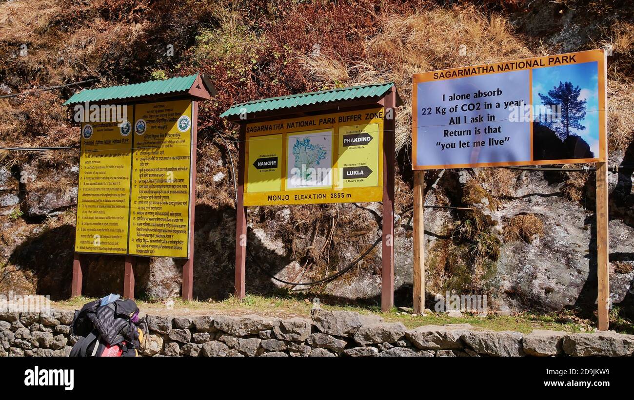 Manjo, Népal - 11/13/2019: Panneaux d'information à l'entrée du parc national de Sagarmatha, Khumbu, Himalaya informant des règles de conduite. Banque D'Images