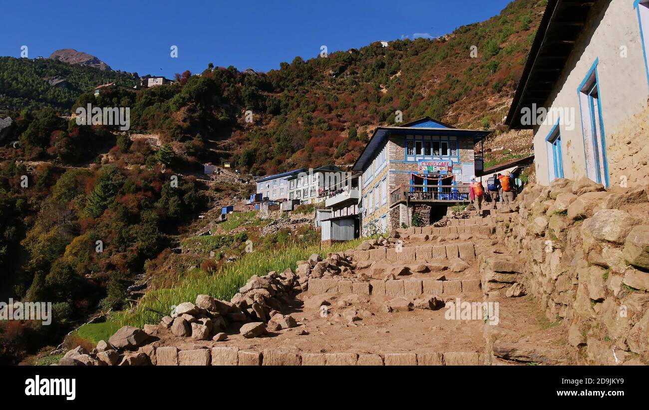 Namche Bazar, Népal - 11/13/2019: Maisons en pierre (café, Lodge) sur l'ascension du village de Sherpa Namche Bazar, Khumbu, Himalaya sur l'Everest base Camp Trek. Banque D'Images