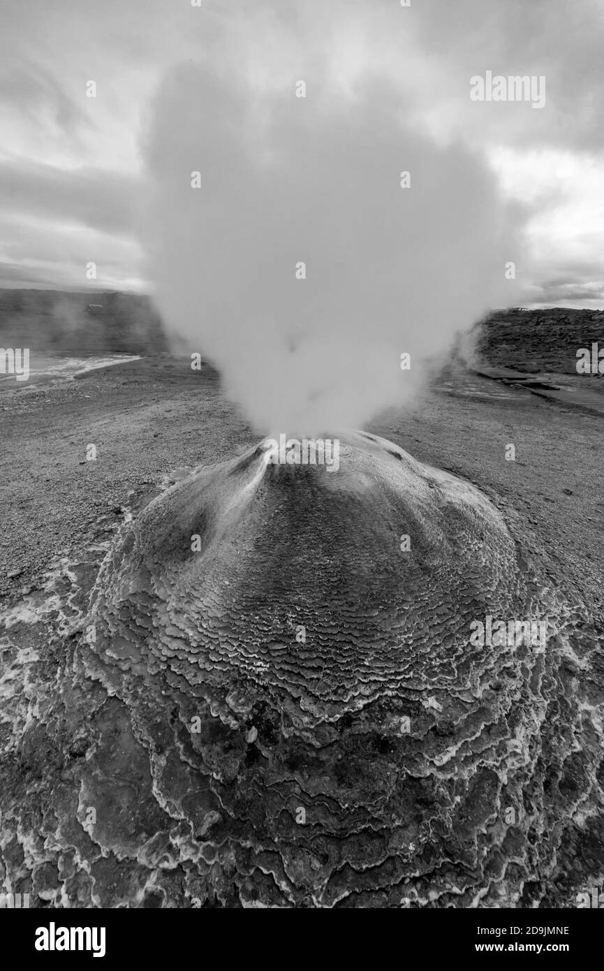 Fumerolle dans la zone géothermique de Hveravellir, centre de l'Islande. La zone autour de est disposé en couches et fissuré. Banque D'Images