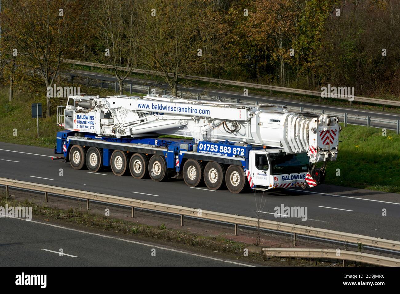 Grande grue mobile sur l'autoroute M40, Warwickshire, Royaume-Uni Banque D'Images