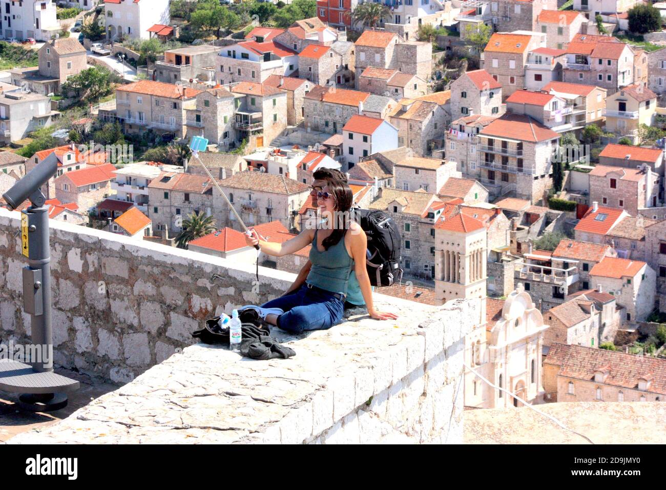 Couple prenant un selfie sur le sommet de la forteresse de l'île de Hvar, Croatie Banque D'Images