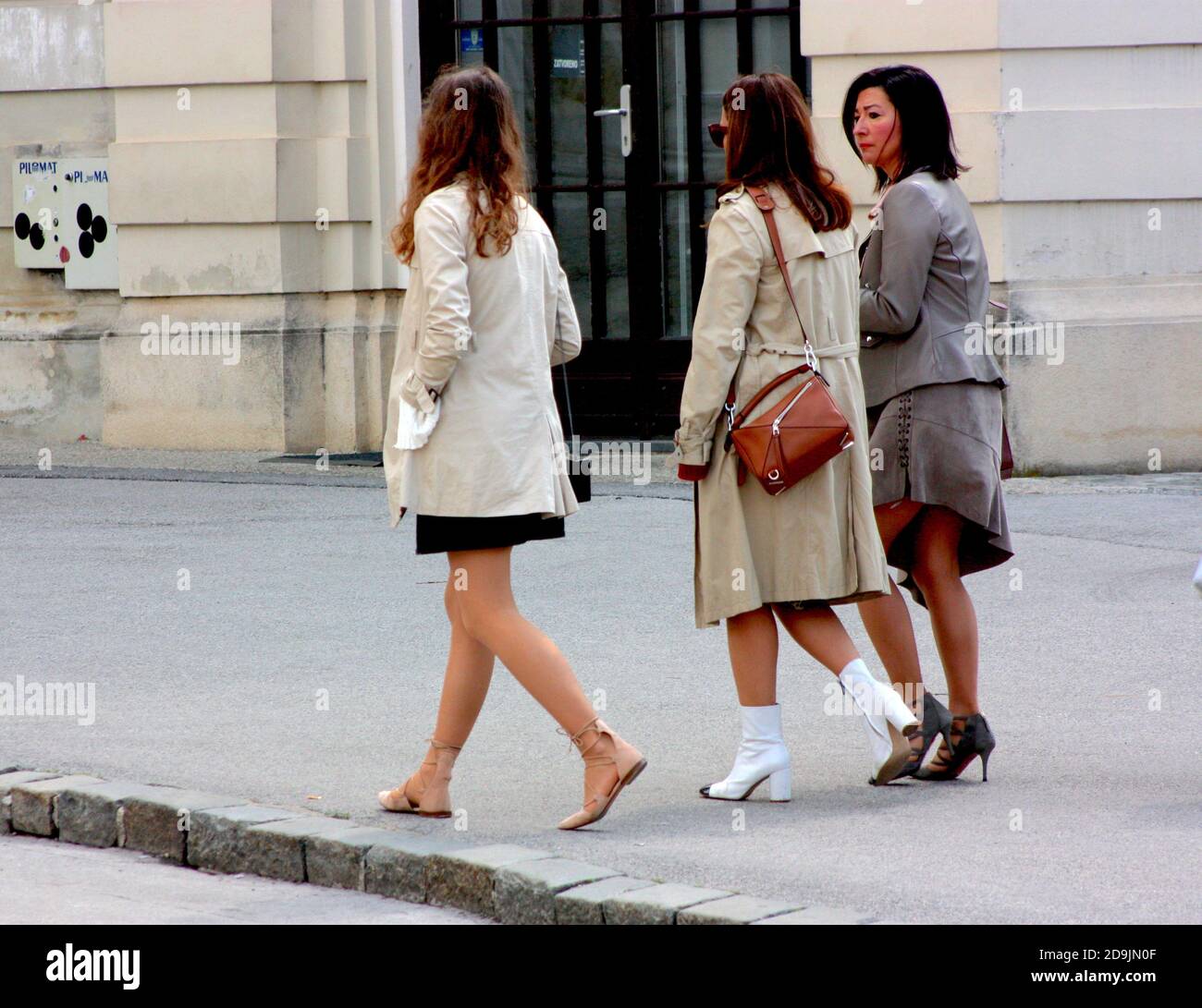 Groupe de femmes marchant dans une rue à Zagreb, Croatie Banque D'Images