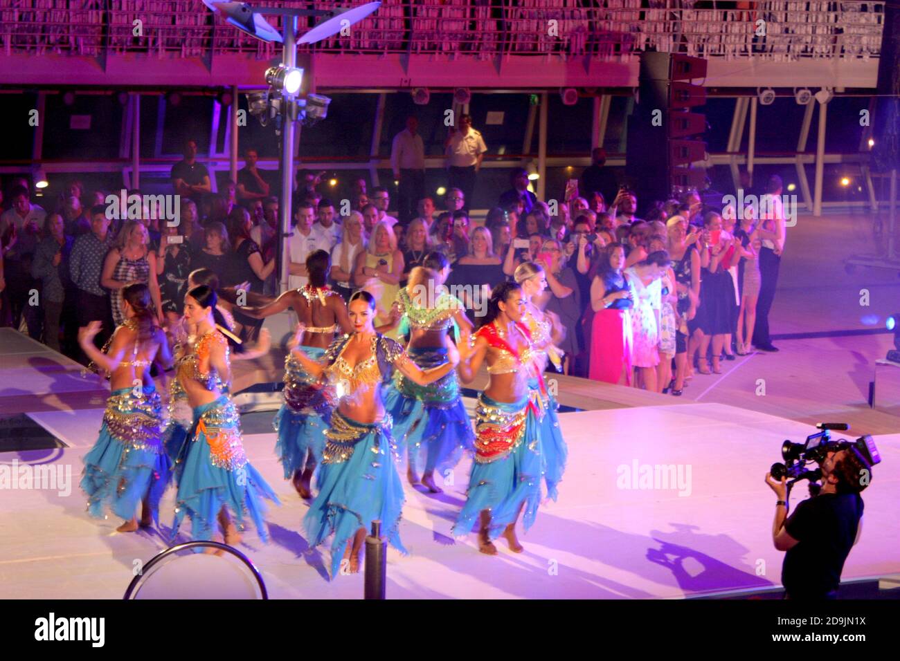 Performance de danse à bord d'un bateau de croisière Banque D'Images