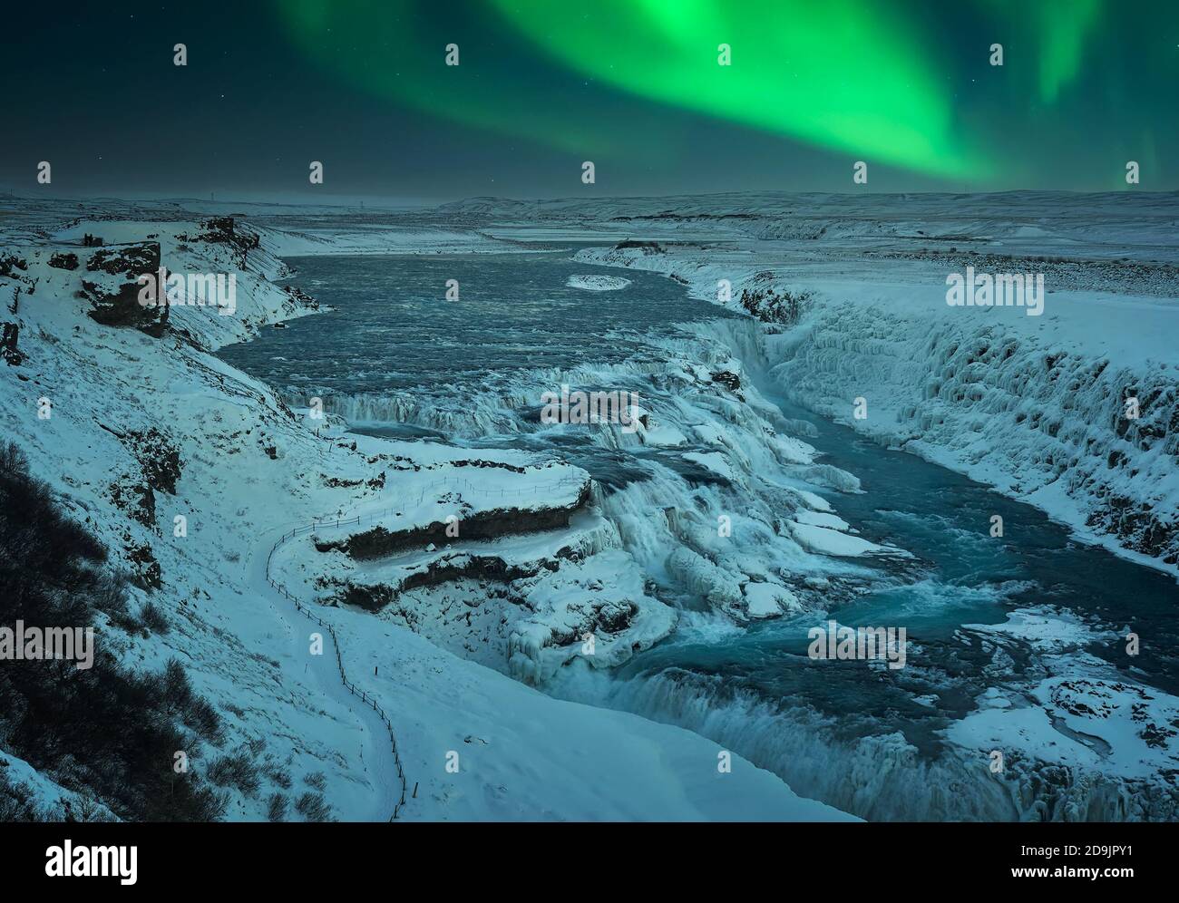 Paysage enneigé la nuit aux chutes de Gullfoss et aux aurores boréales En Islande pendant Noël Banque D'Images