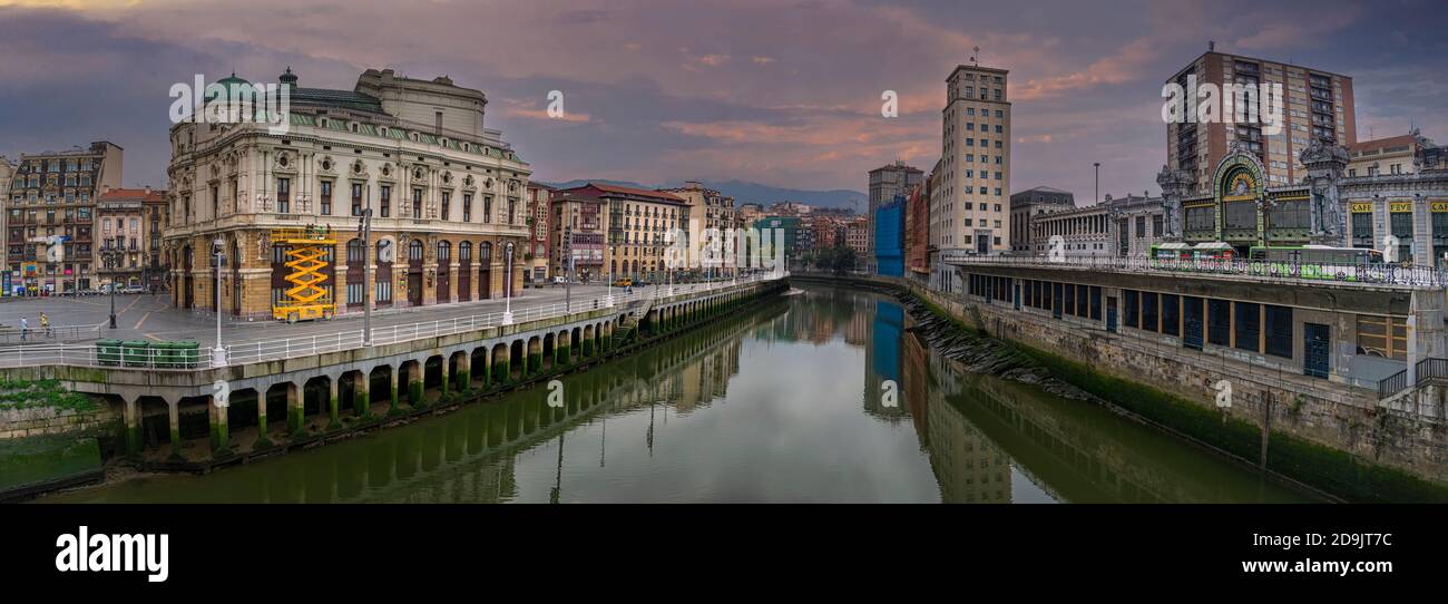 Bilbao, Biskaia, Espagne, vue panoramique du théâtre Teatro Arriaga vue depuis le pont sur la rivière Nervion Banque D'Images