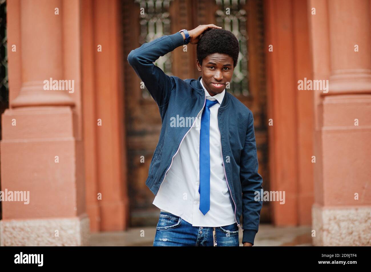 Homme africain vetements a nouer et tenue decontractee posant a l exterieur Photo Stock Alamy