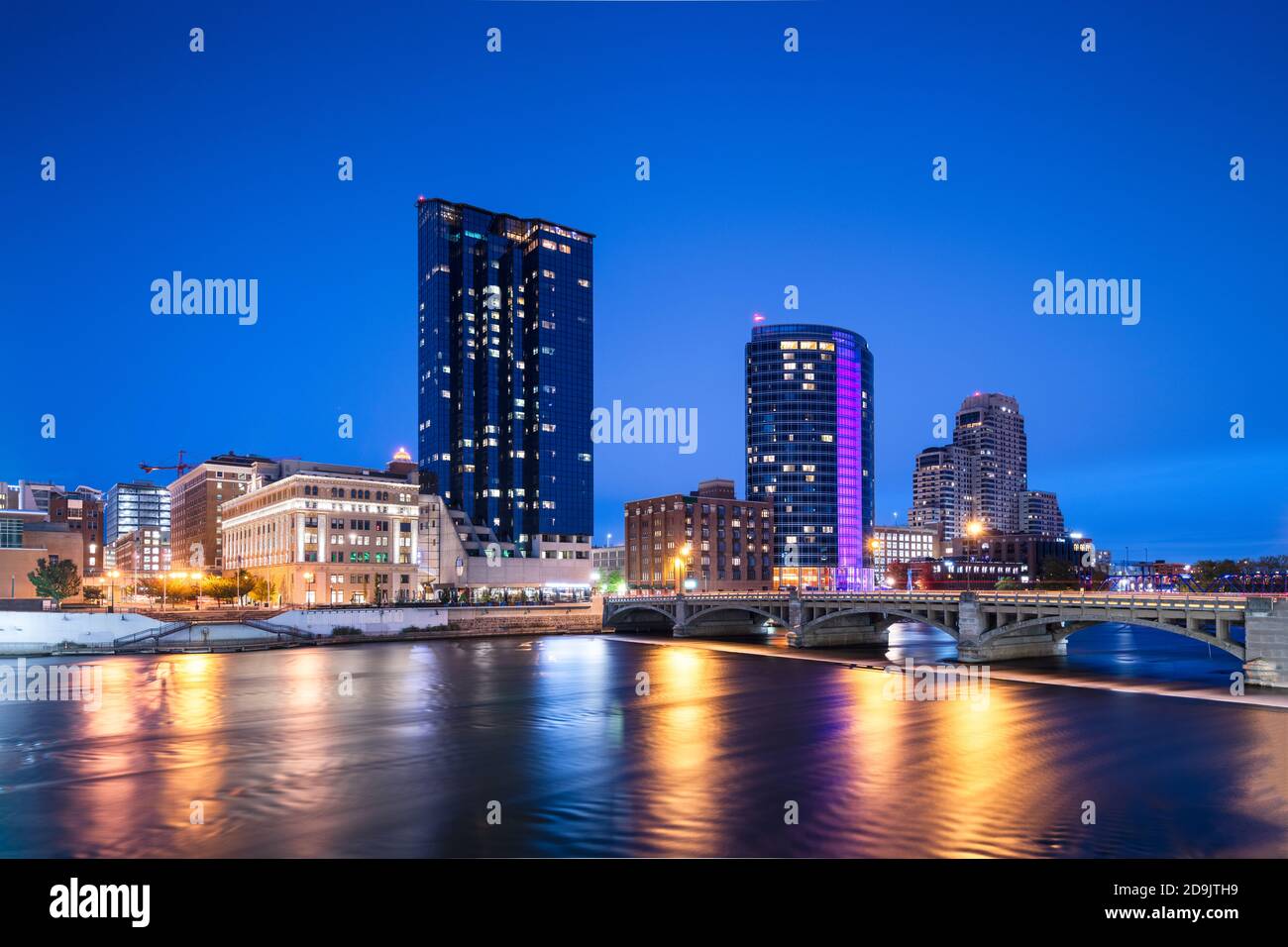 Grand Rapids, Michigan, USA Centre-ville sur la rivière Grand, au crépuscule. Banque D'Images