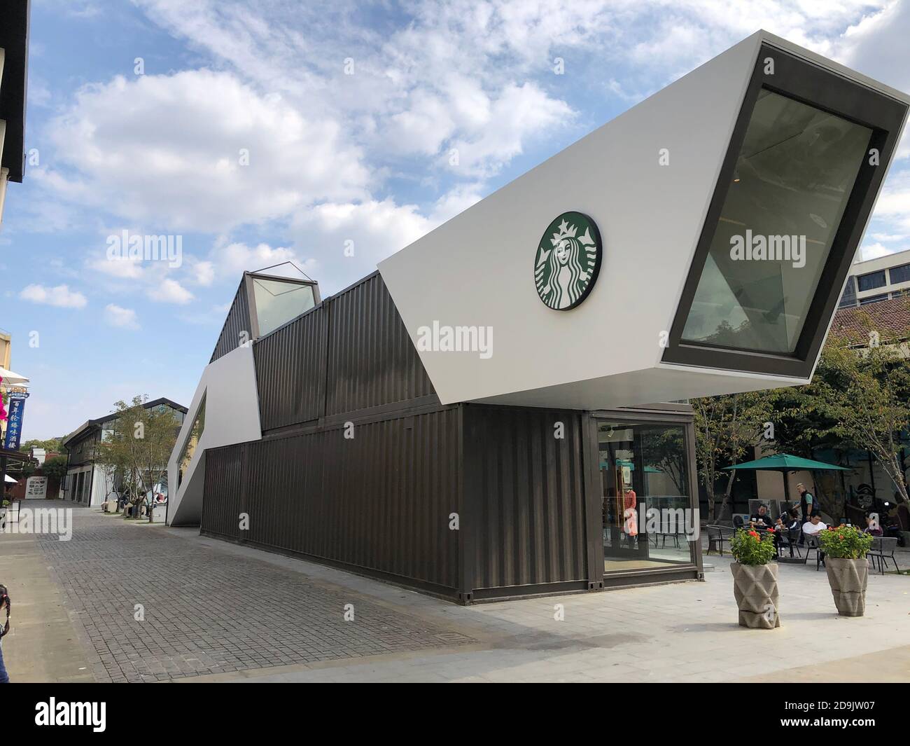 Vue extérieure du premier Starbucks Container concept Store dans le quartier de Baoshan à Shanghai, Chine, 24 octobre 2020. Banque D'Images