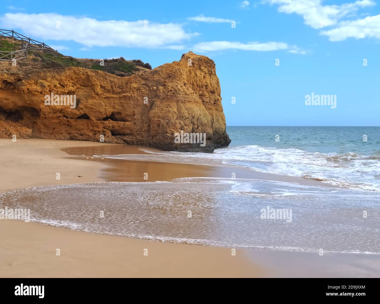 Plage typique de l'Algarve avec des falaises rouges au bord de l'océan Banque D'Images