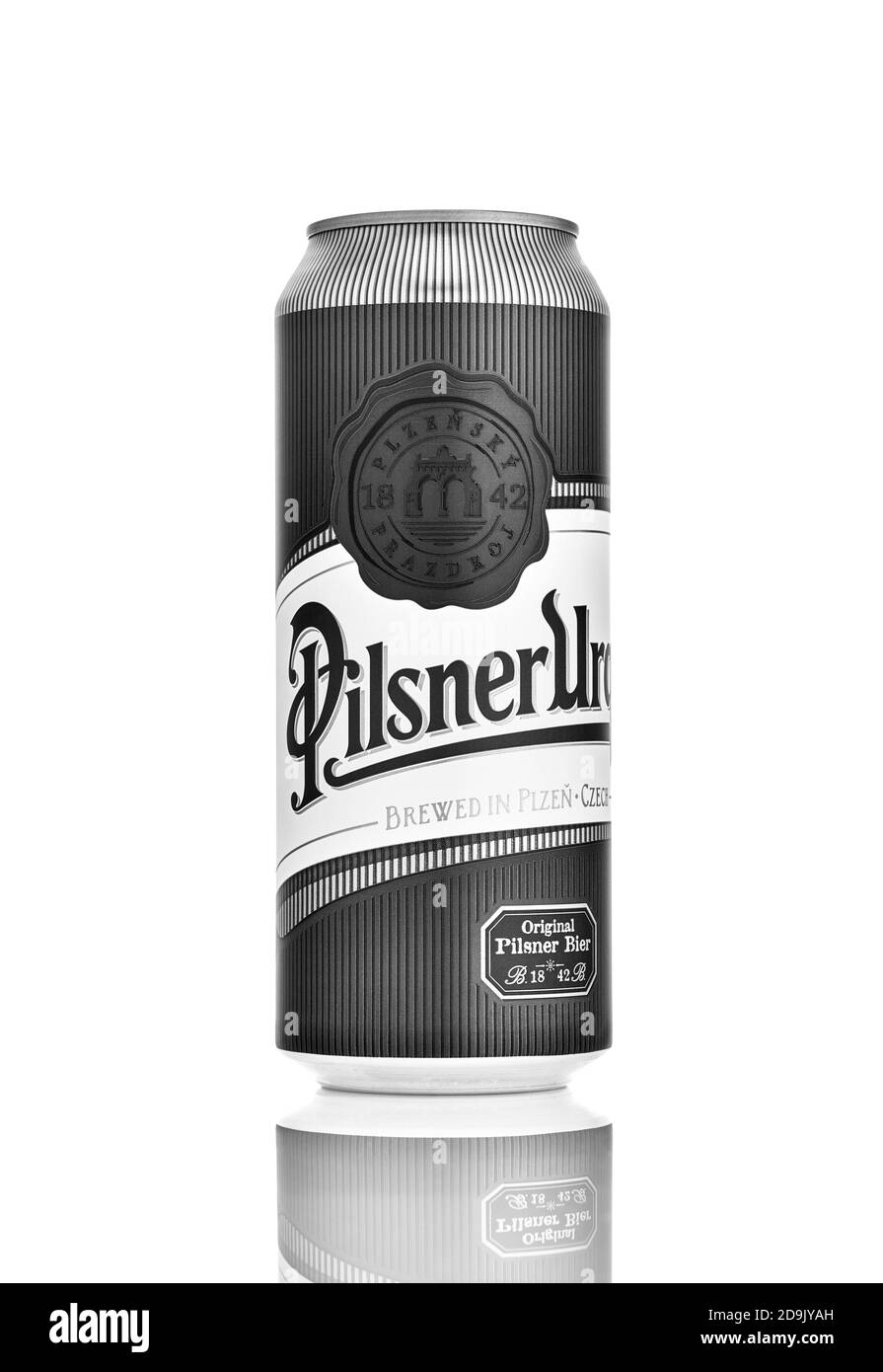 Canette de bière Pilsner Urquell isolée sur blanc. Produit depuis 1842 à Pilsen, République tchèque. 21.06.2019, Rostov-sur-le-Don, Russie. Banque D'Images