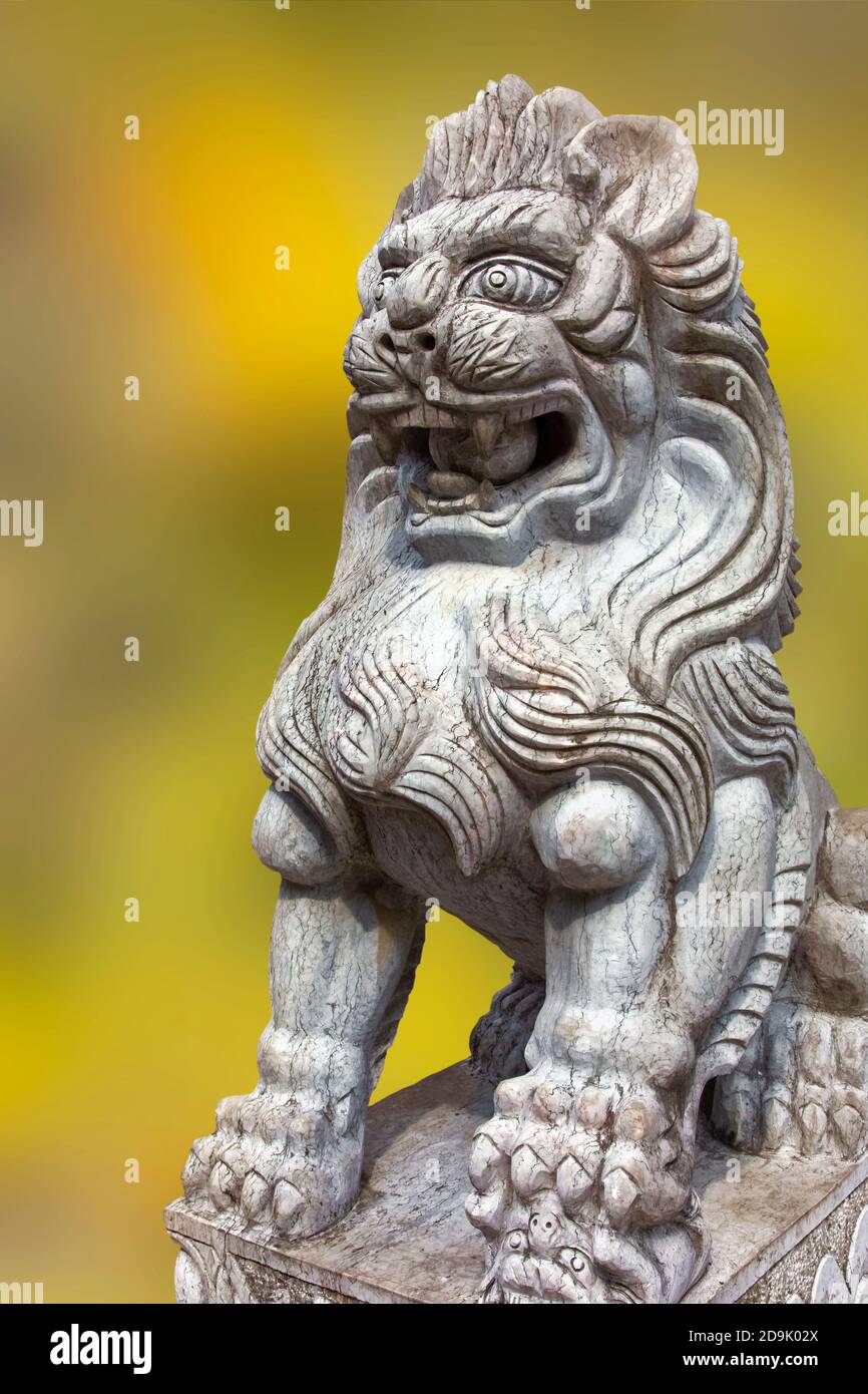 Fière statue de lion masculin, symbole du pouvoir, dans la ville asiatique de Guilin, Guangxi en Chine Banque D'Images