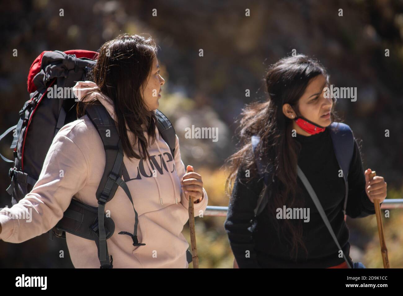 Fille indienne sur la route de trek de kedarnath en Inde. . Photo de haute qualité Banque D'Images