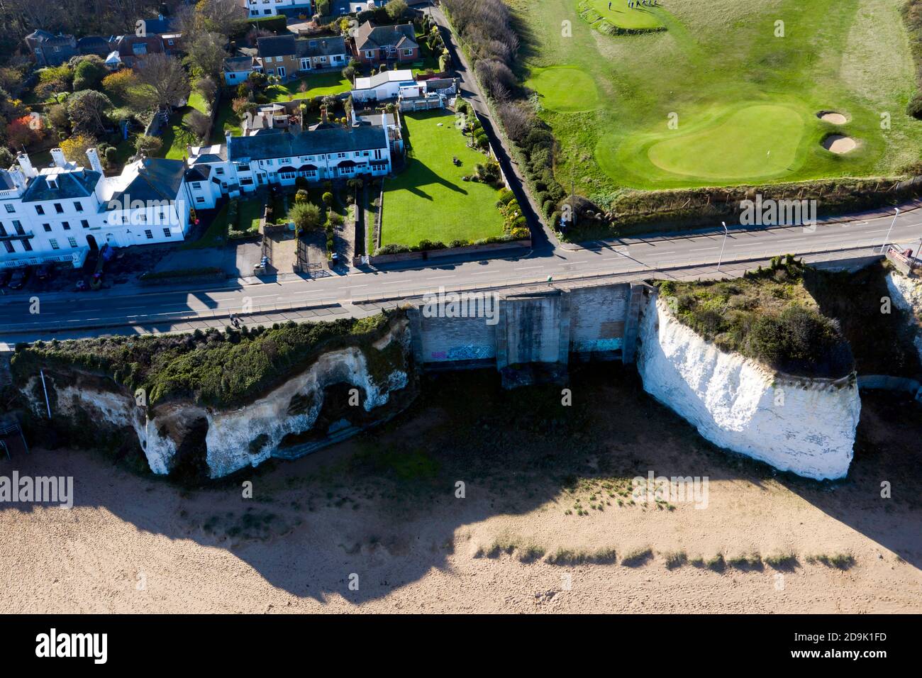 Vue aérienne d'une partie de Holland House, de Kingsgate Bay et du parcours de golf North Foreland, Thanet, Kent Banque D'Images