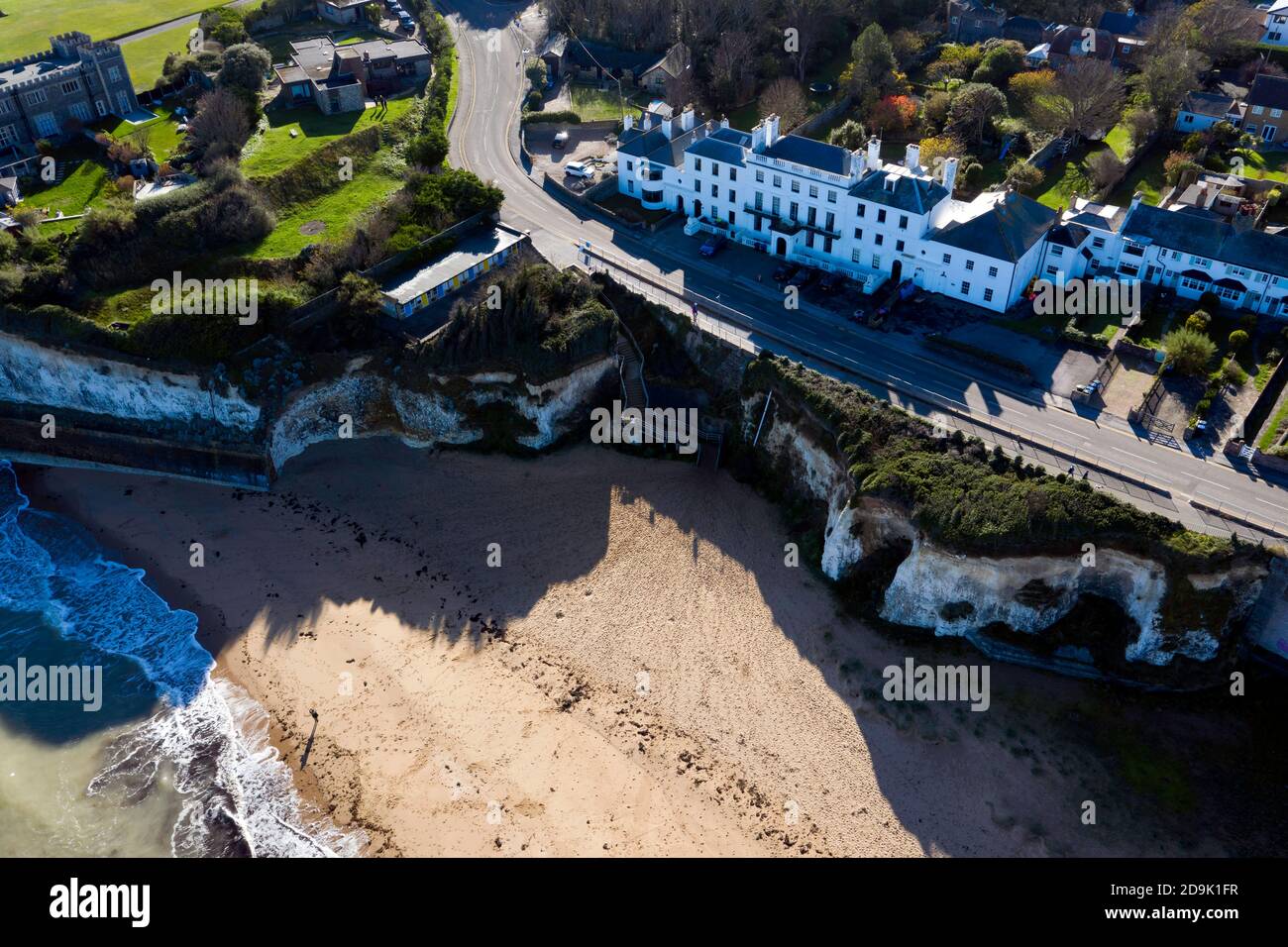 Vue aérienne de Holland House et de Kingsgate Bay, Thanet, Kent Banque D'Images