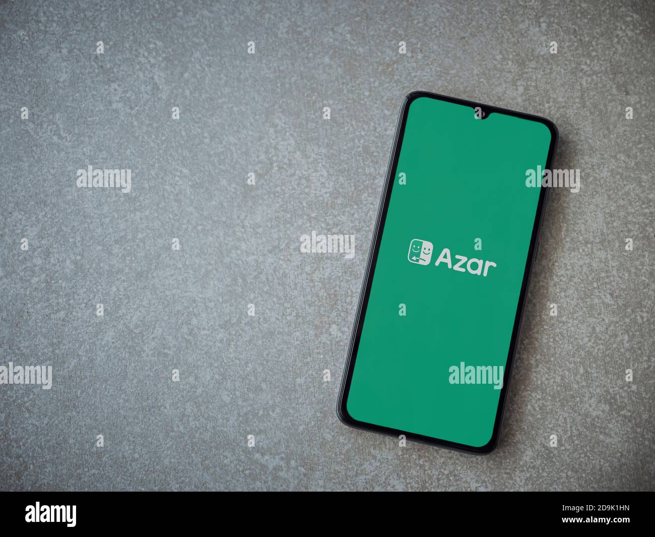 LOD, Israël - 8 juillet 2020 : écran de lancement de l'application azar avec logo sur l'écran d'un smartphone mobile noir sur fond de pierre céramique. Vue de dessus plat la Banque D'Images