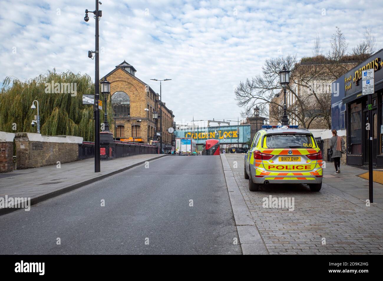 LockDown 2, Camden Town, 6 novembre 2020, vide de touristes et de visiteurs une voiture de police arpente la route normalement très fréquentée à l'extérieur du marché Camden Banque D'Images