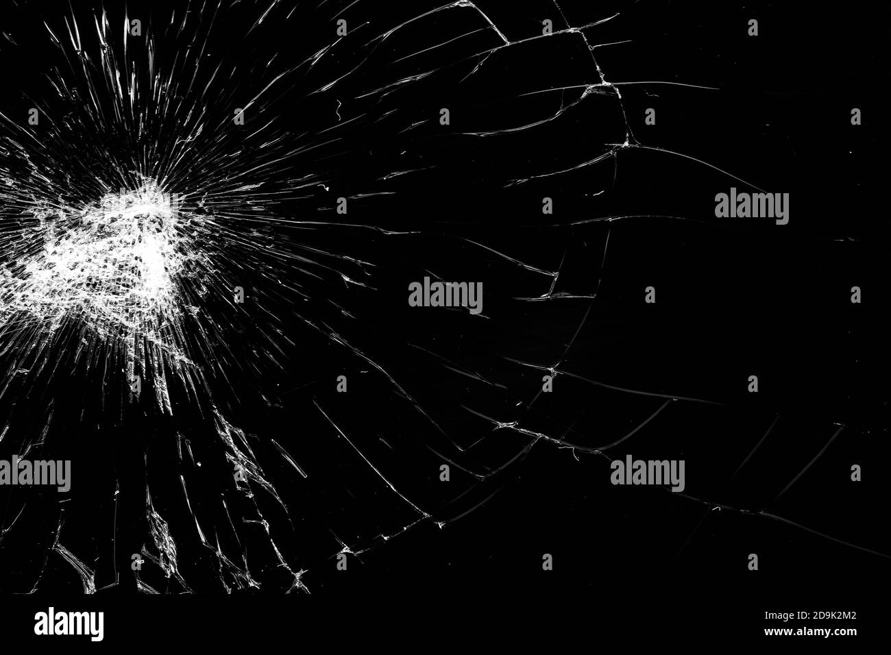 Verre brisé - lignes blanches sur fond noir, élément de conception. Smartphone à écran tactile avec écran cassé Banque D'Images