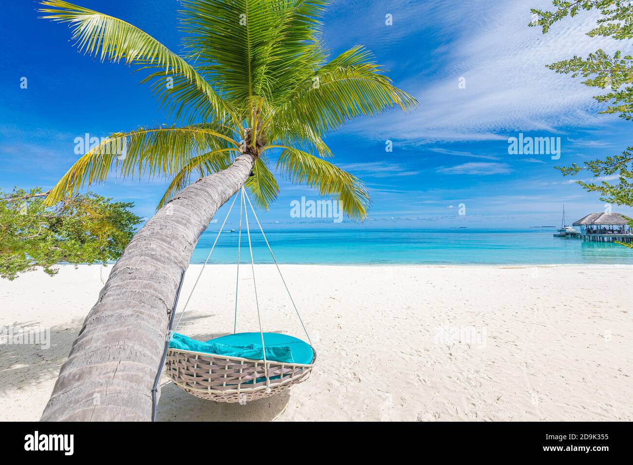 Fond tropical de plage comme paysage d'été avec balançoire de plage ou hamac et sable blanc et mer calme pour la bannière de plage. Des vacances parfaites sur la plage Banque D'Images