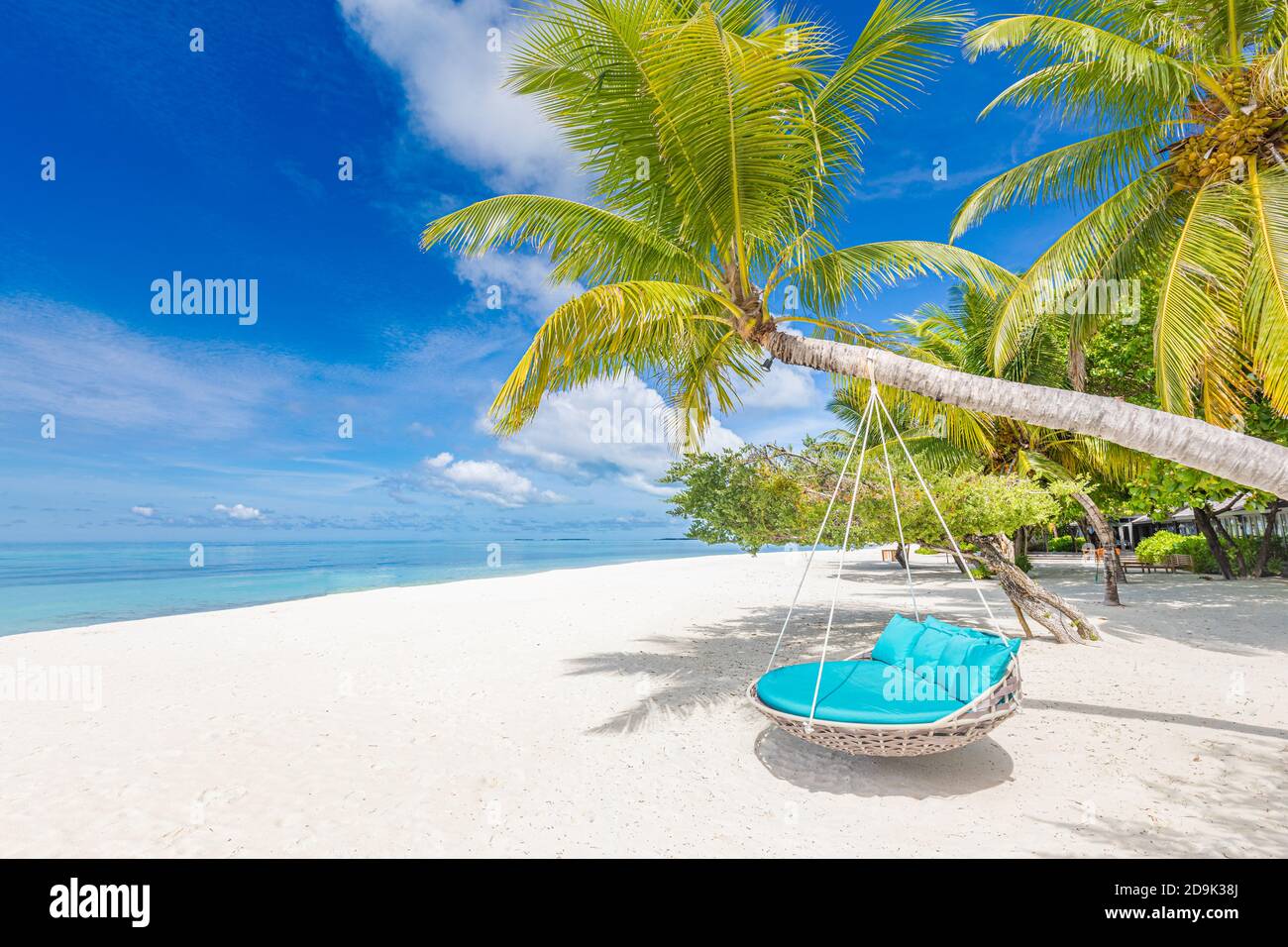Fond tropical de plage comme paysage d'été avec balançoire de plage ou hamac et sable blanc et mer calme pour la bannière de plage. Des vacances parfaites sur la plage Banque D'Images