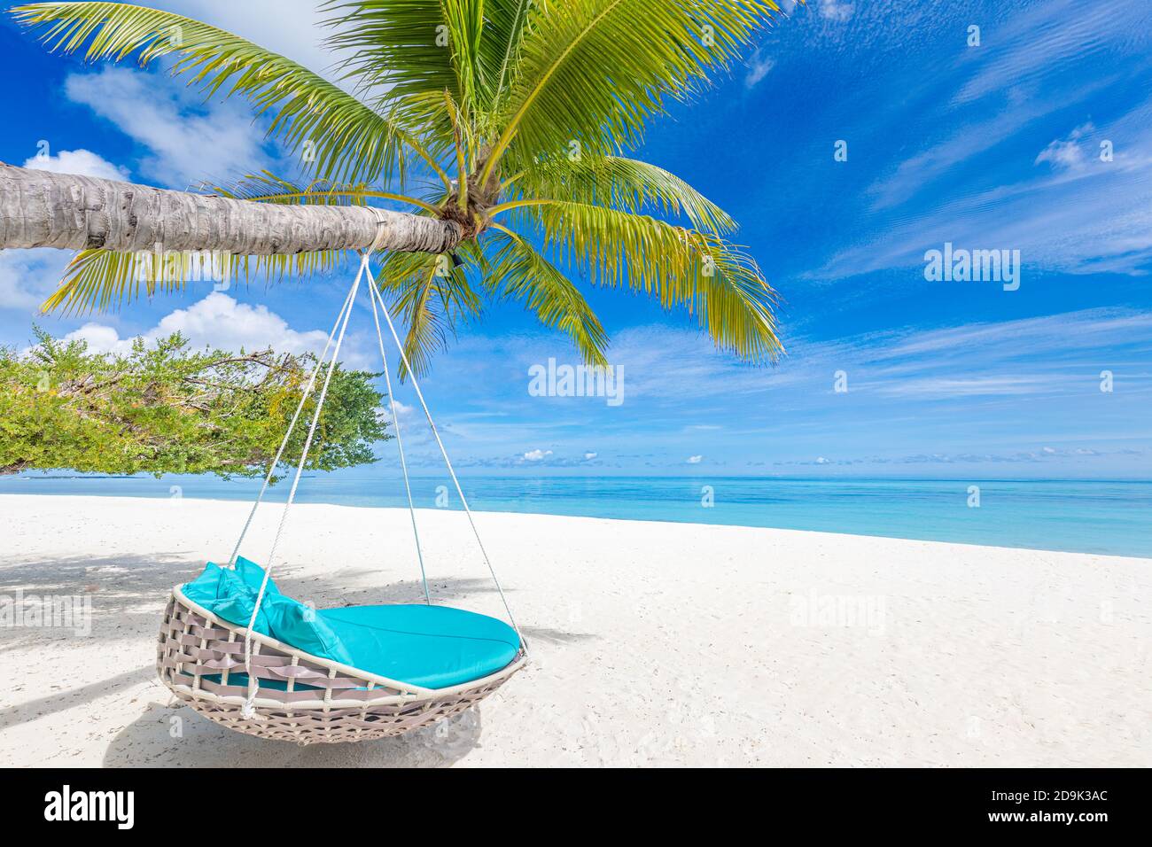 Fond tropical de plage comme paysage d'été avec balançoire de plage ou hamac et sable blanc et mer calme pour la bannière de plage. Des vacances parfaites sur la plage Banque D'Images