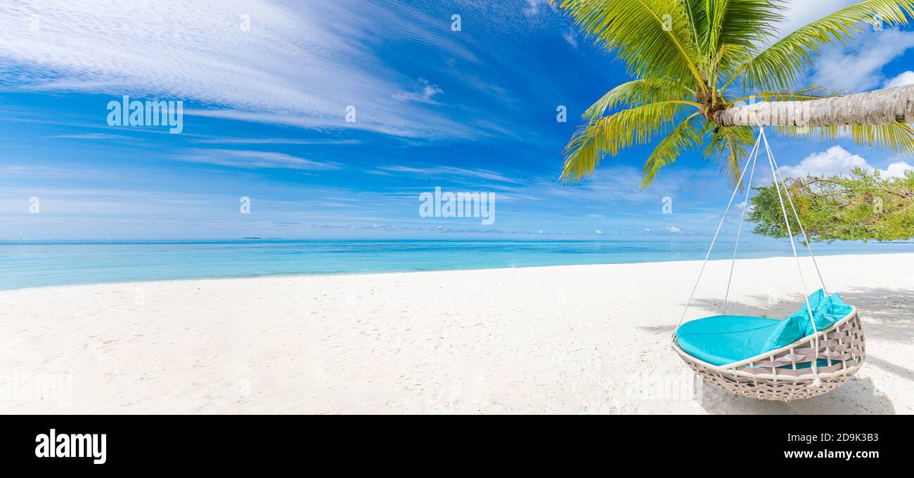 Fond tropical de plage comme paysage d'été avec balançoire de plage ou hamac sable blanc et mer calme pour la bannière de plage. Bannière de destination de voyage de luxe Banque D'Images